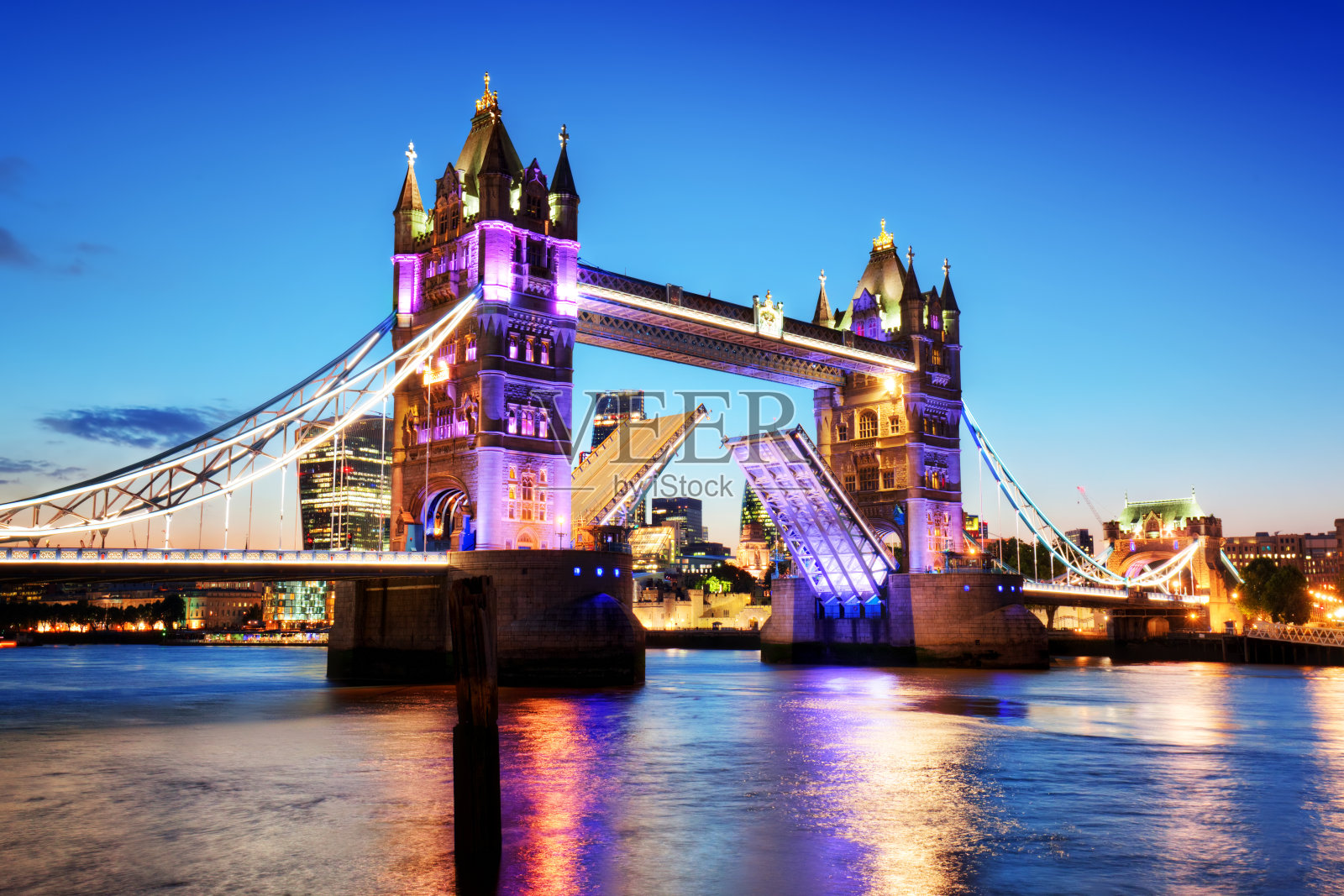 英国伦敦塔桥。晚霞时的夜灯。照片摄影图片
