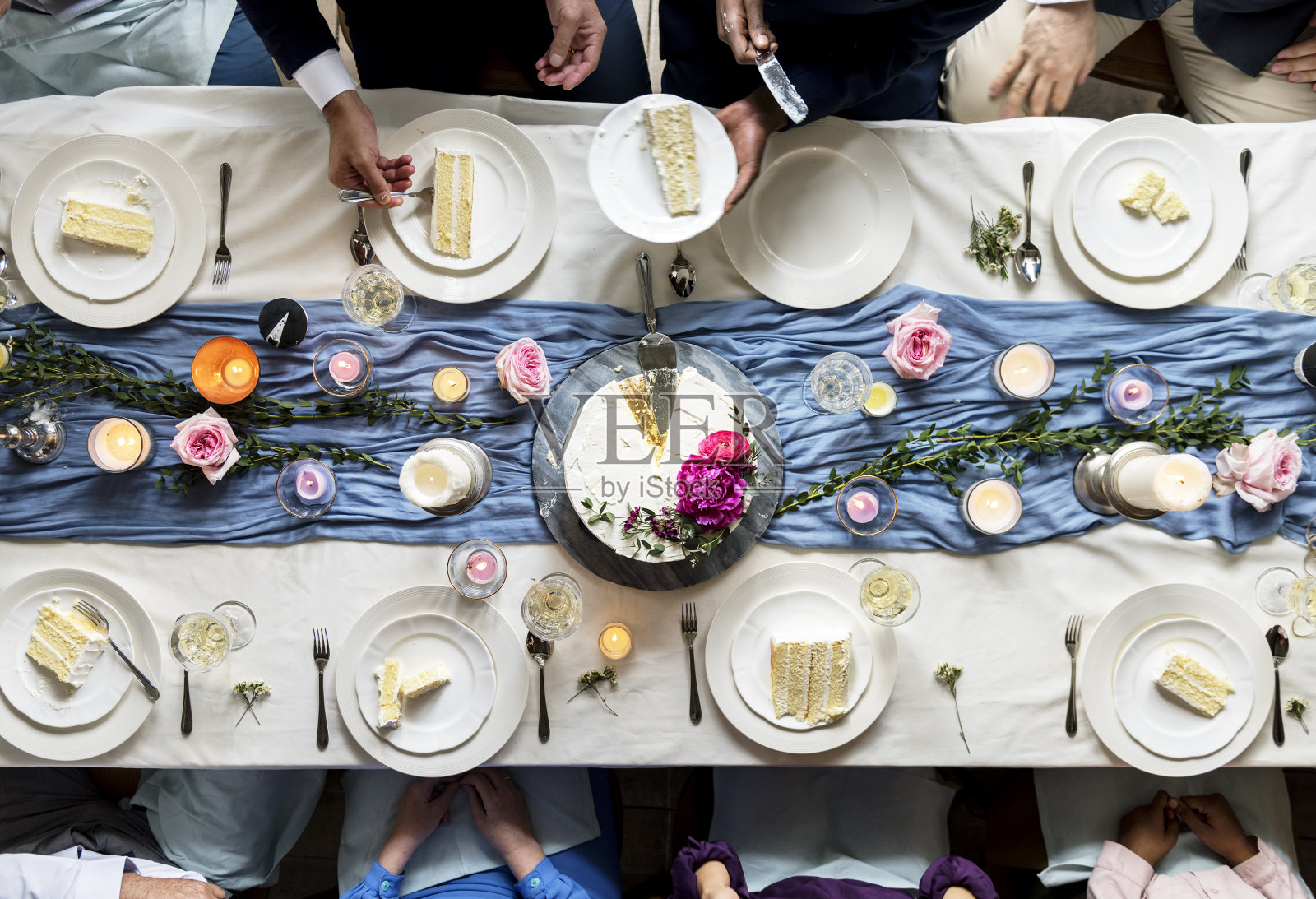 一群不同的朋友聚在一起吃蛋糕照片摄影图片