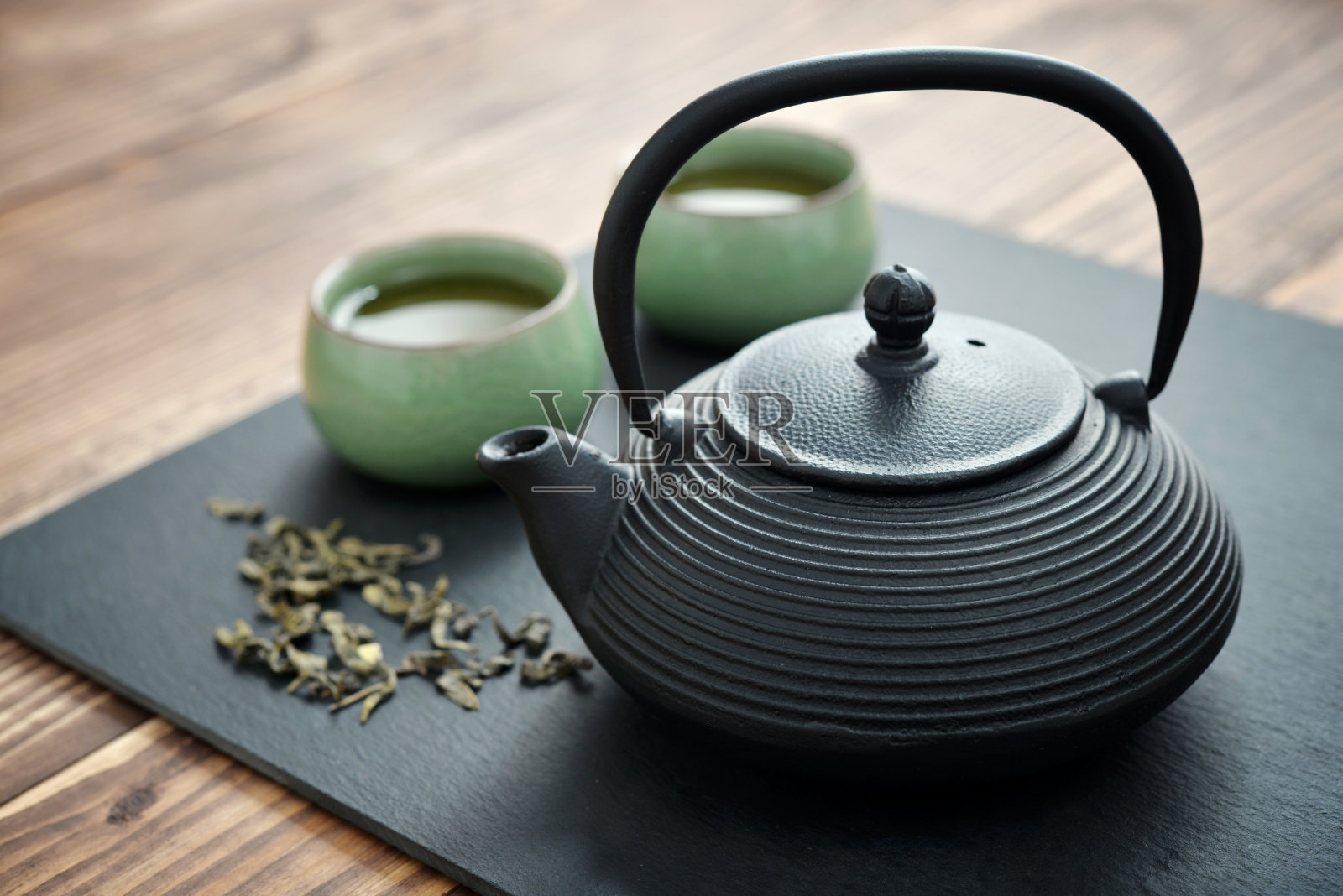 铸铁茶壶中的绿茶照片摄影图片