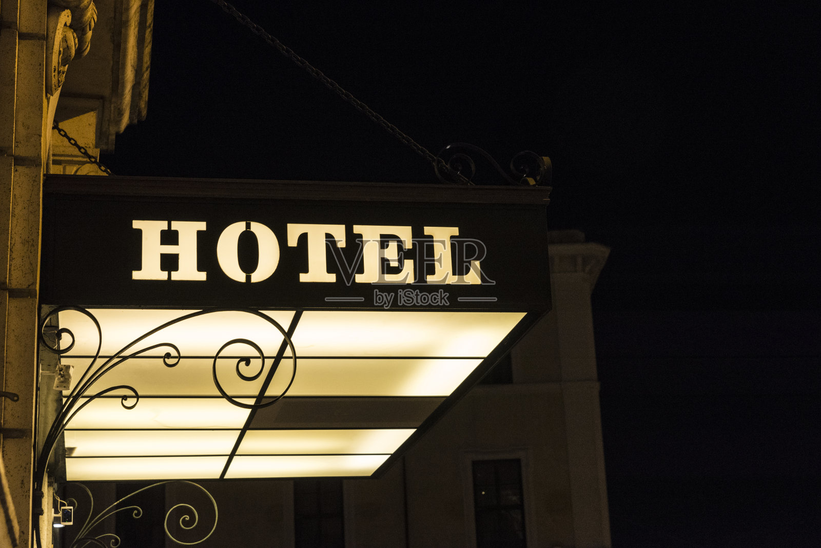 旅馆的招牌晚上亮着照片摄影图片
