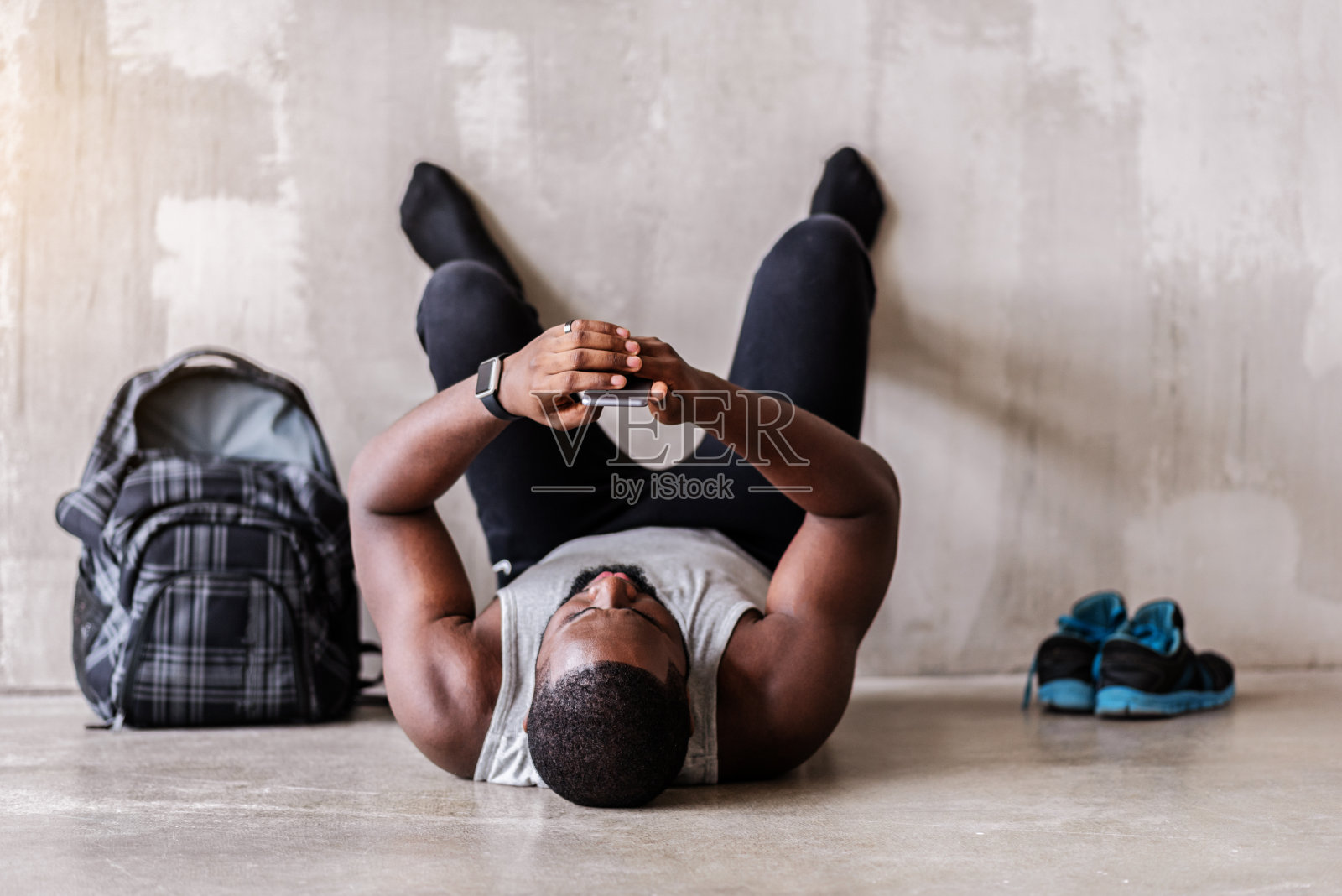 紧张的非洲胡子运动员完成练习照片摄影图片