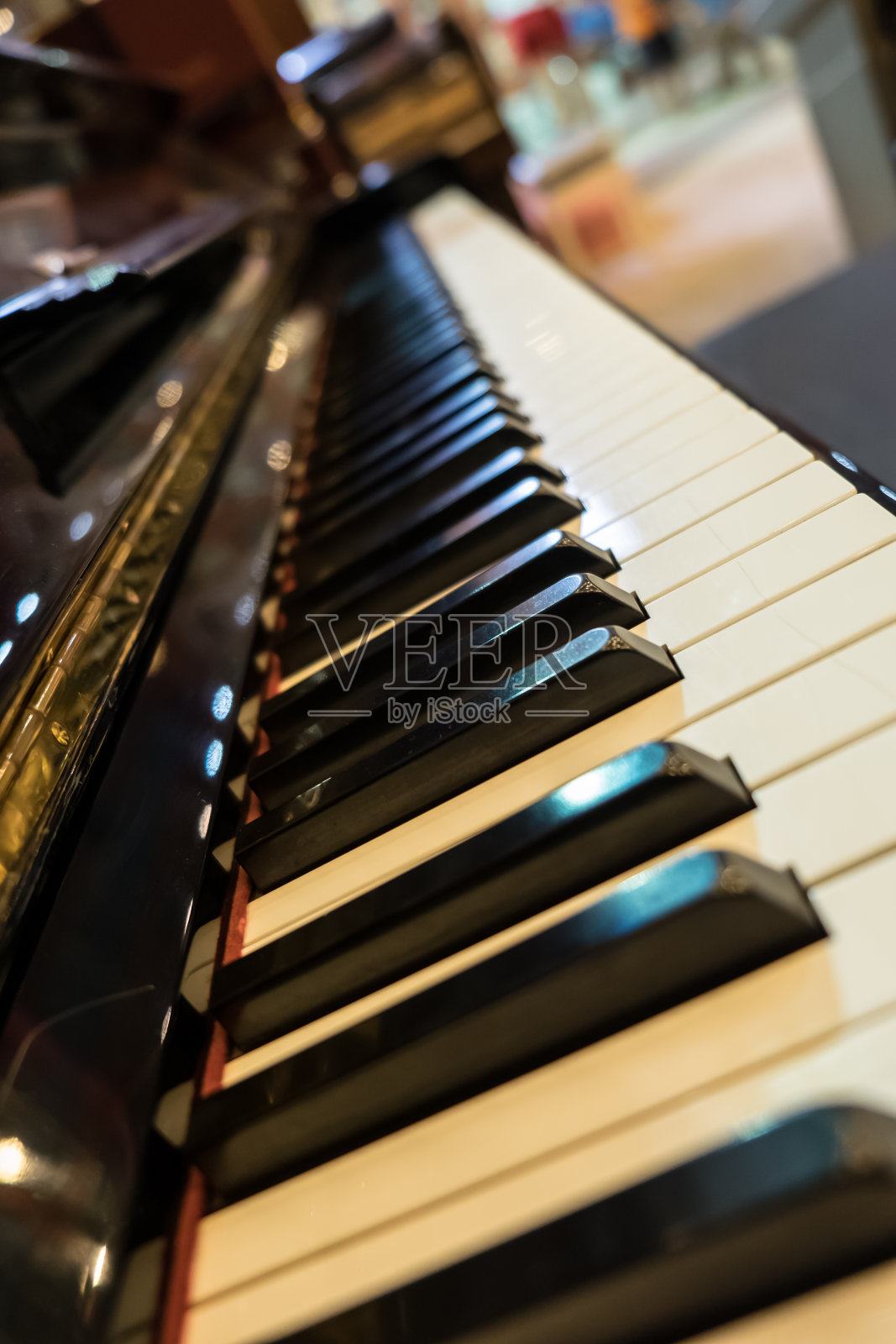 钢琴键盘背景与焦点照片摄影图片