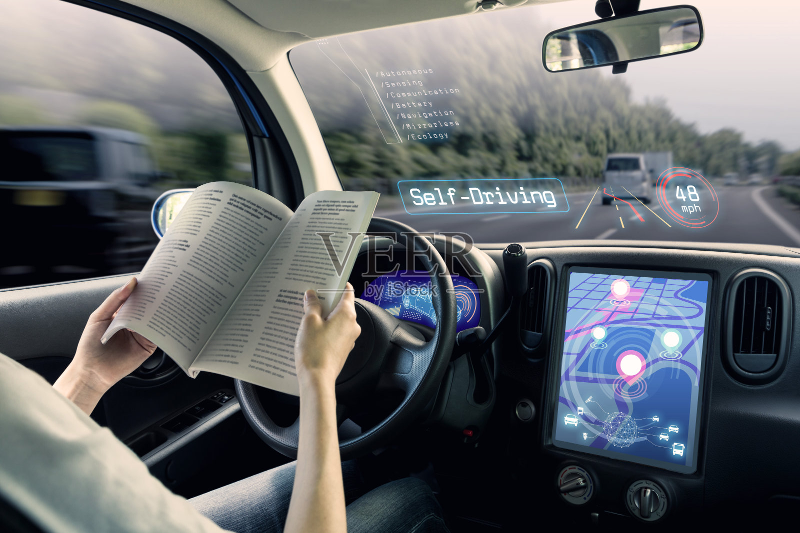 自动驾驶汽车的座舱。一辆车辆运行自动驾驶模式和一个女人驾驶阅读书籍。照片摄影图片
