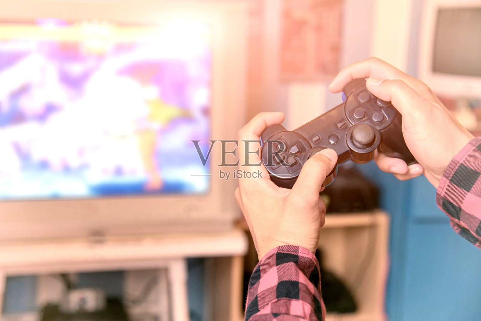 男性在家里玩电子游戏的特写;控制视频控制台播放播放器保持。照片摄影图片