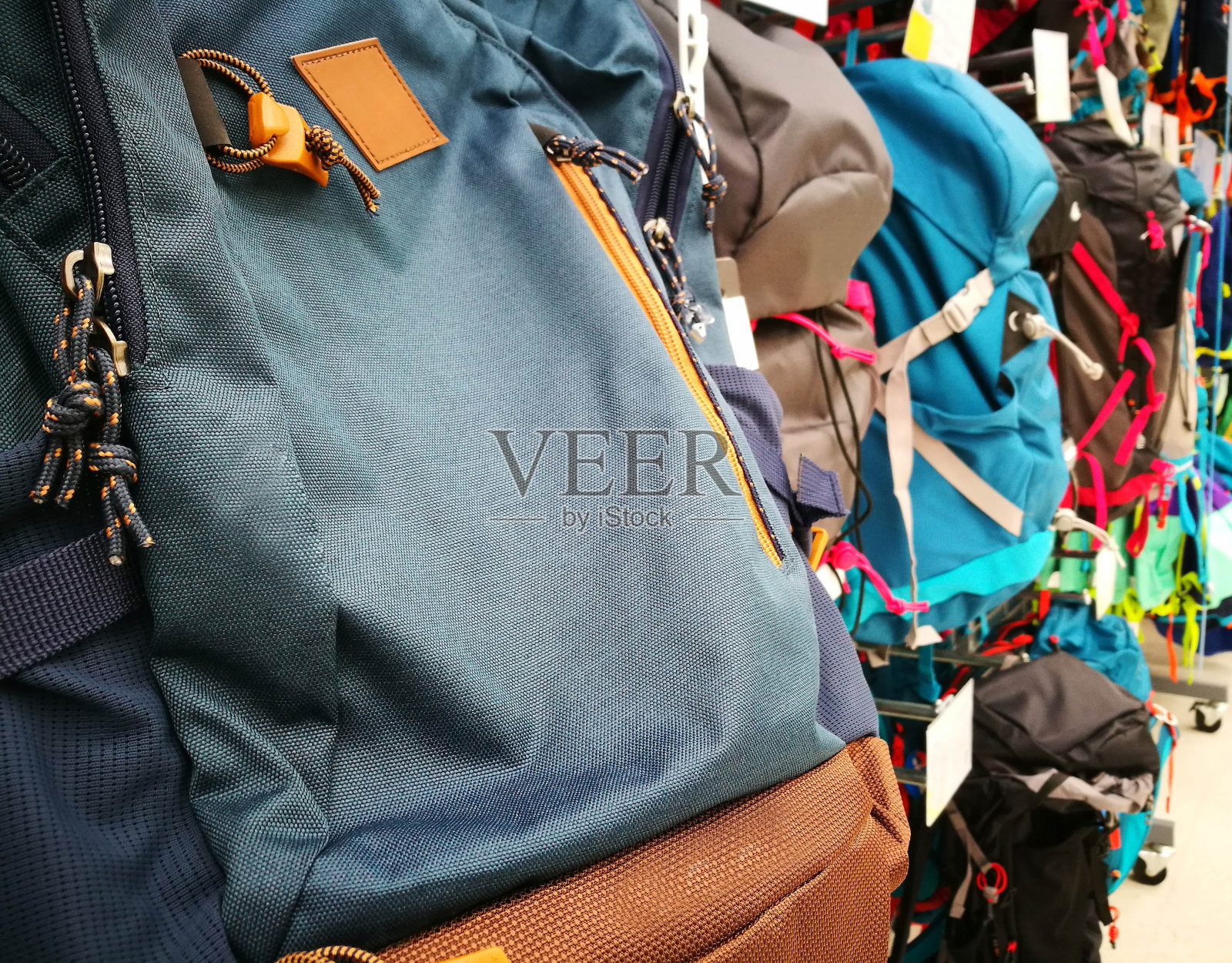 不同类型和颜色的包和背包在商店照片摄影图片