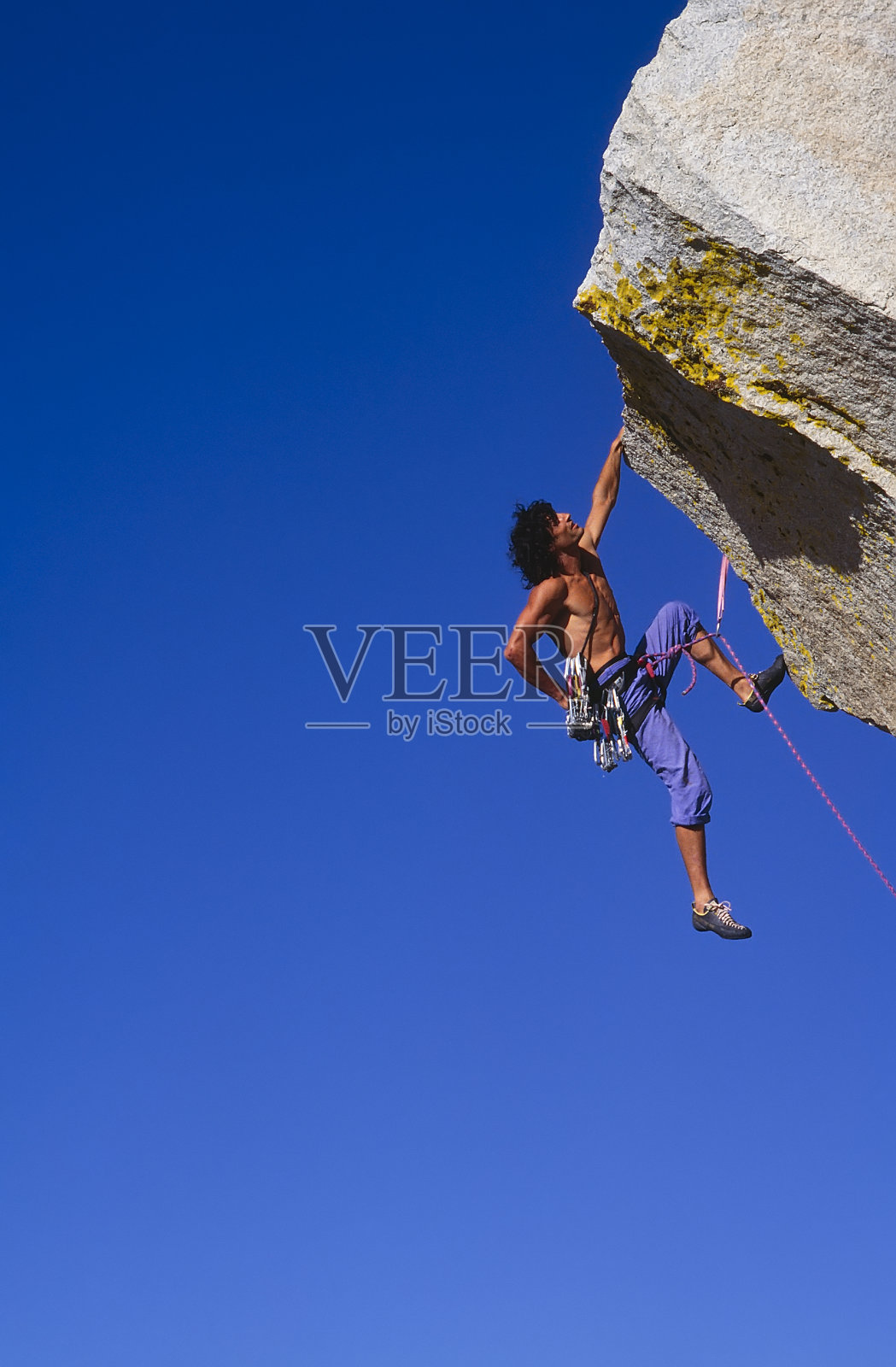 攀登者紧紧抓住悬崖。照片摄影图片