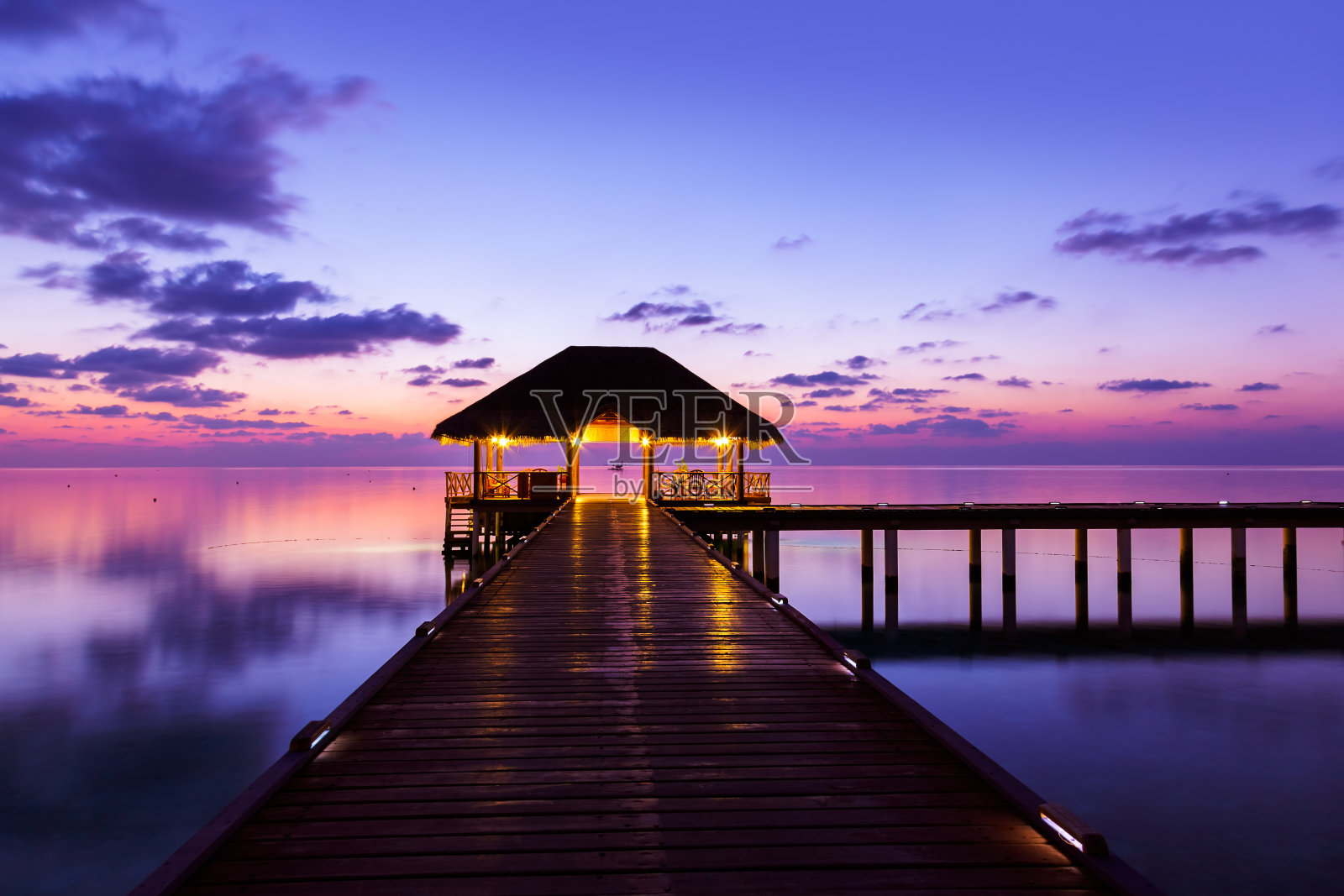 日落时分的水上咖啡馆——马尔代夫照片摄影图片