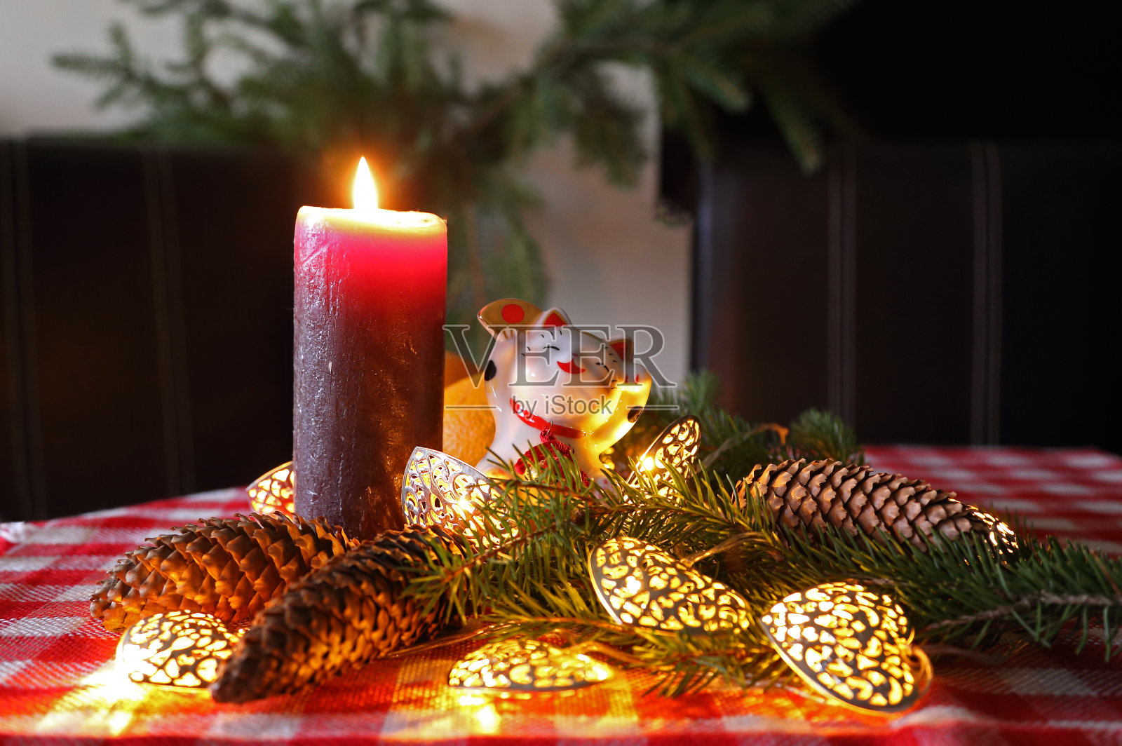 新年家居装饰用猫麒麟和蜡烛。照片摄影图片