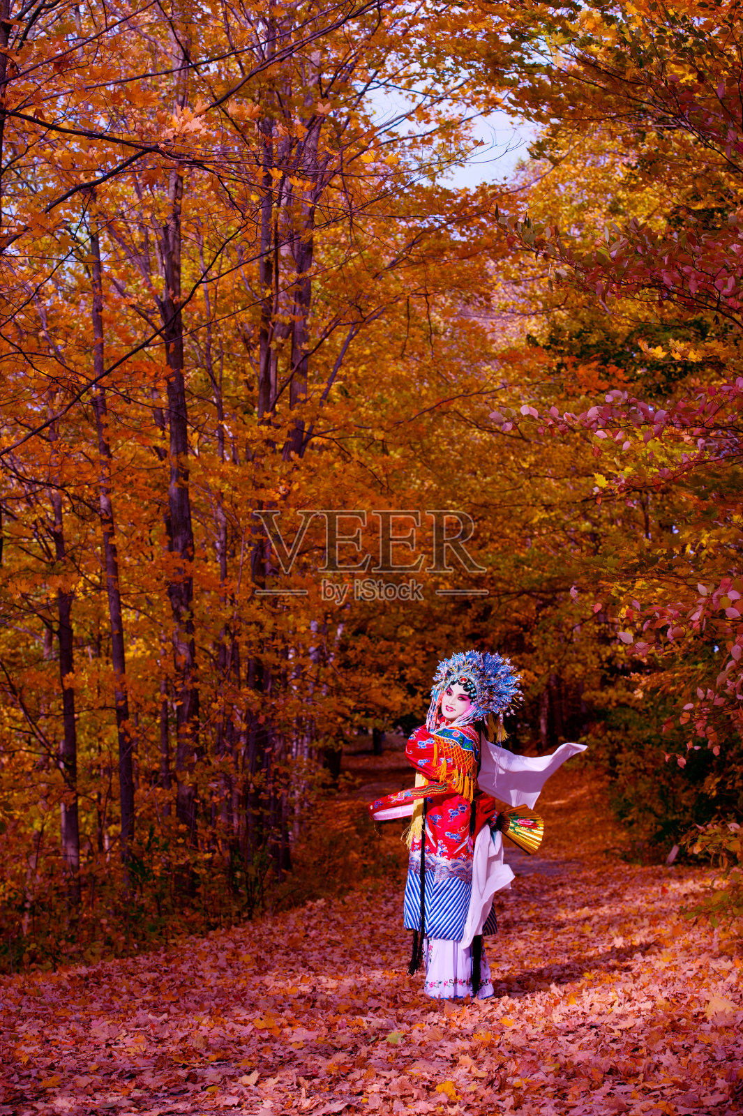 京剧演员在秋天的户外公园照片摄影图片