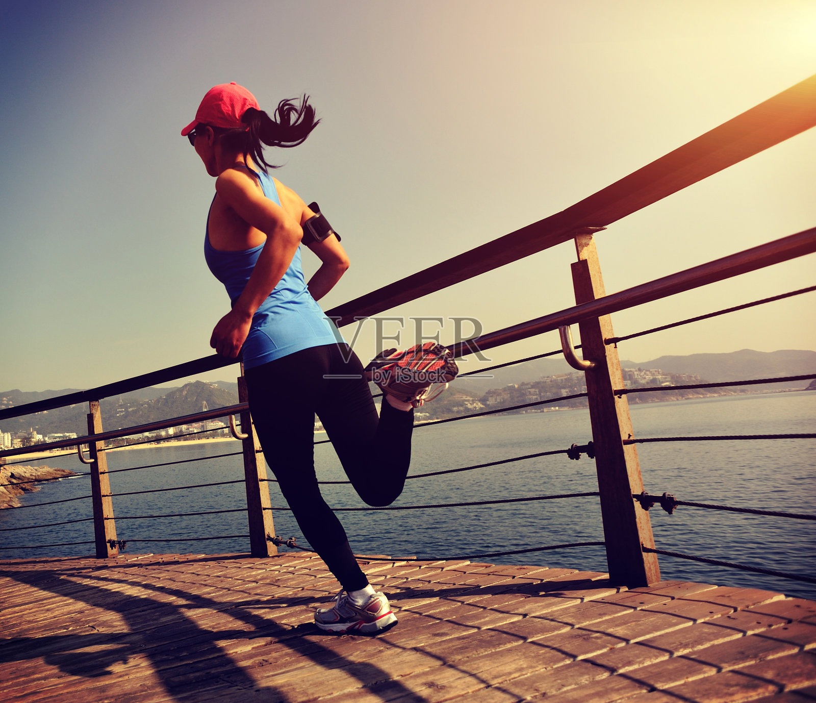 健康的生活方式运动妇女在木板路海边跑步照片摄影图片