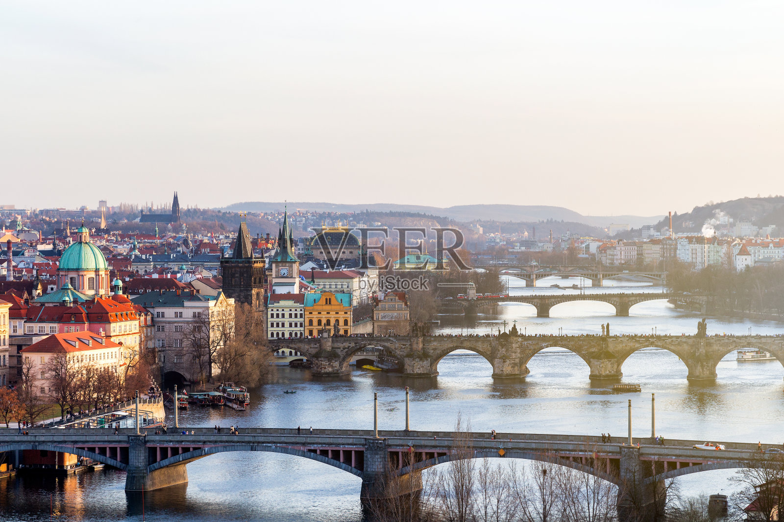 布拉格最重要的桥梁:查尔斯桥，宫殿桥，铁路桥，军团桥，马内斯桥，吉拉塞克桥。Czechia照片摄影图片