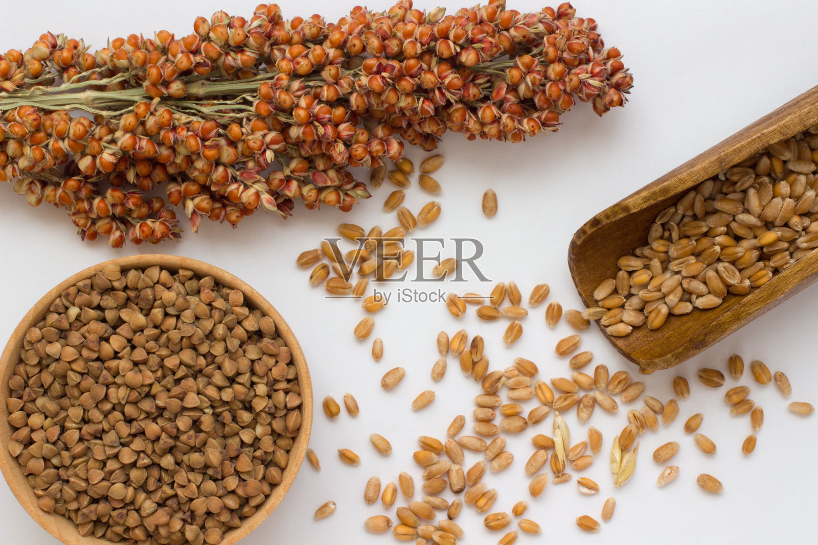 木勺小麦，高粱枝和荞麦在白色的背景照片摄影图片