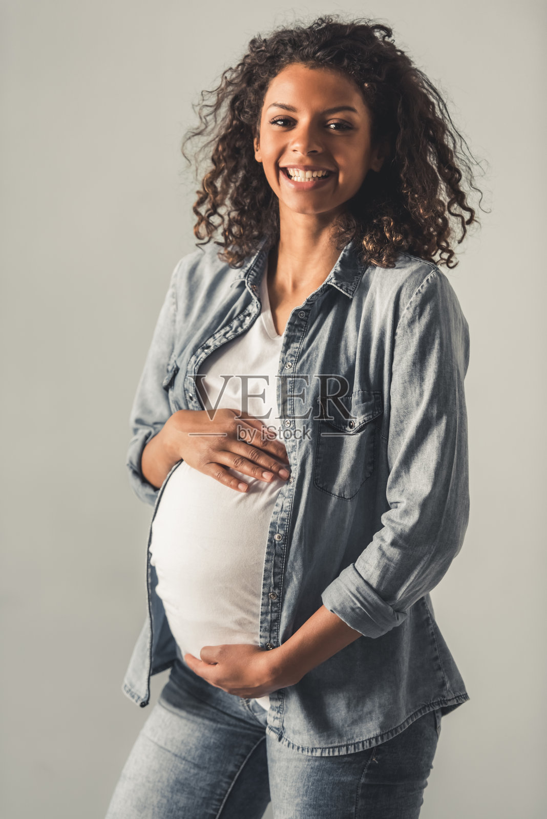 怀孕的美国黑人女孩照片摄影图片