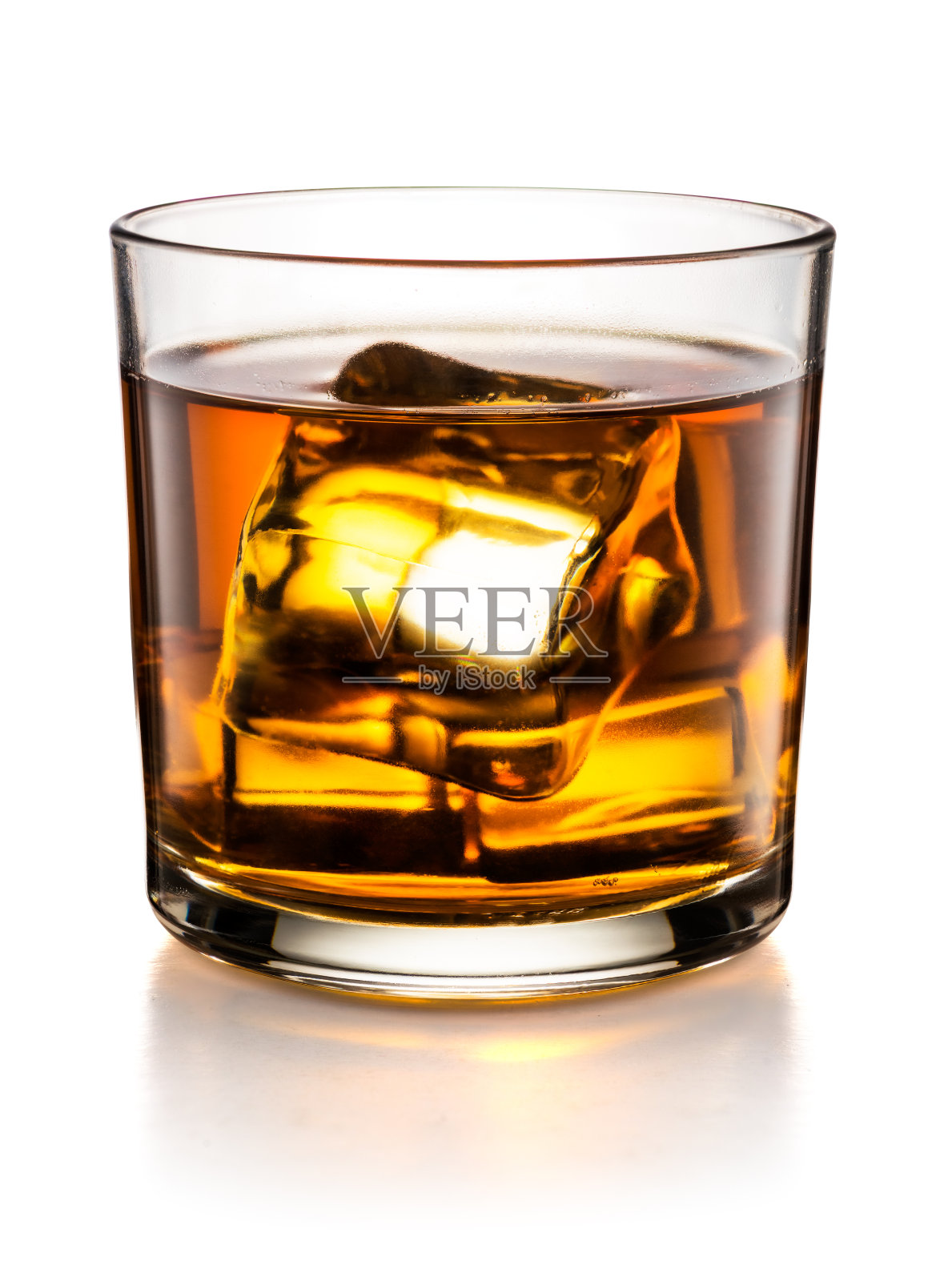 一杯威士忌孤立在白色的背景照片摄影图片