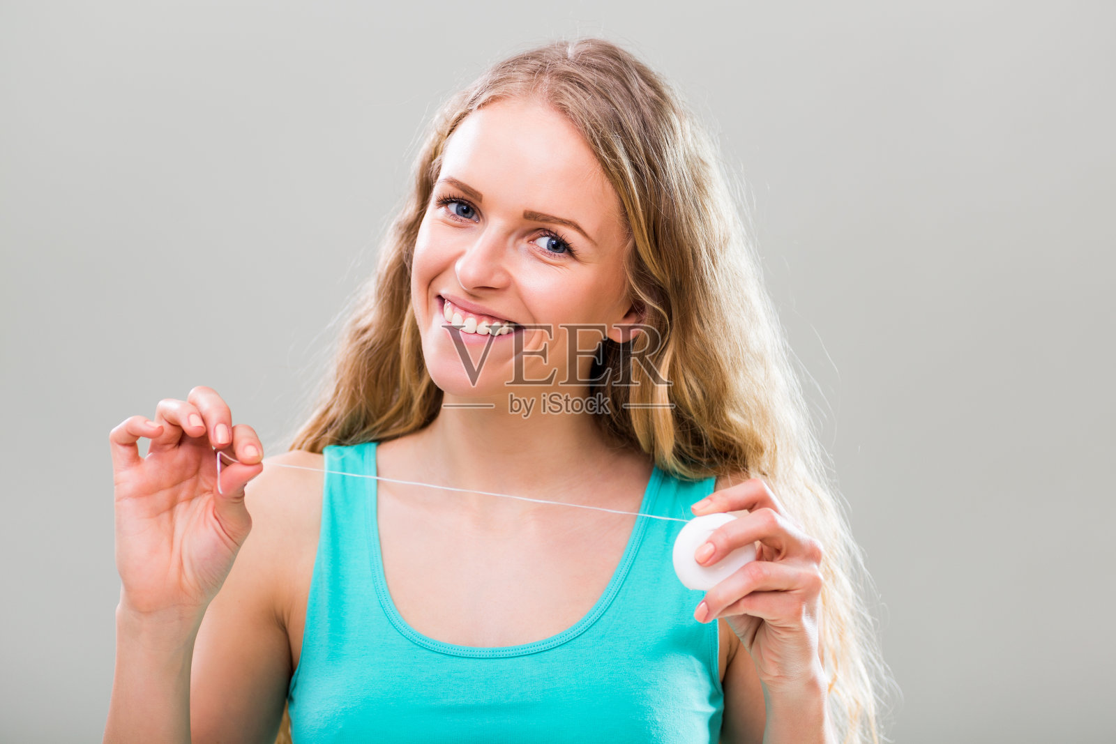 年轻女子用牙线照片摄影图片