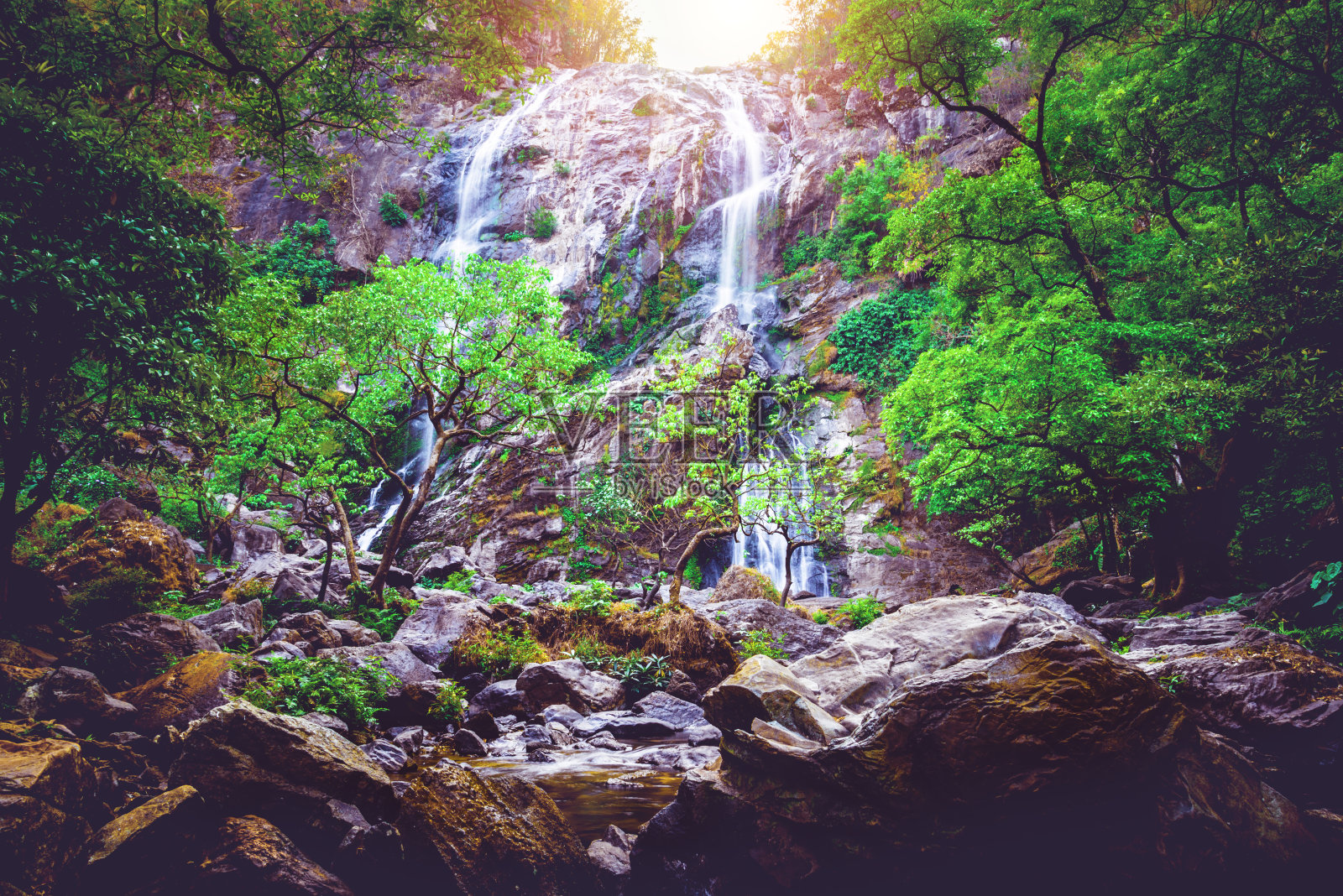 自然的瀑布。泰国喀隆兰瀑布照片摄影图片