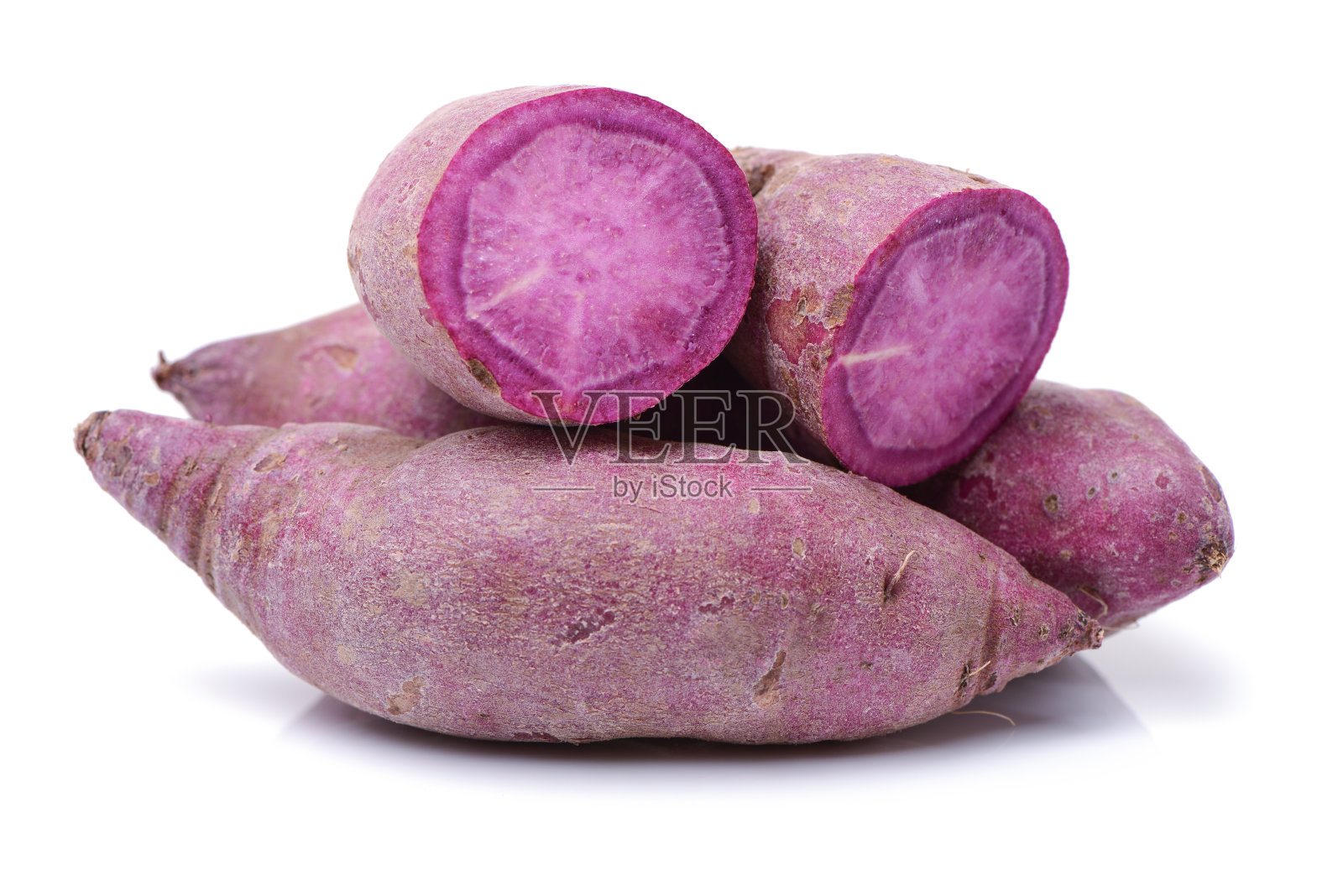 白色背景上的紫色甘薯照片摄影图片