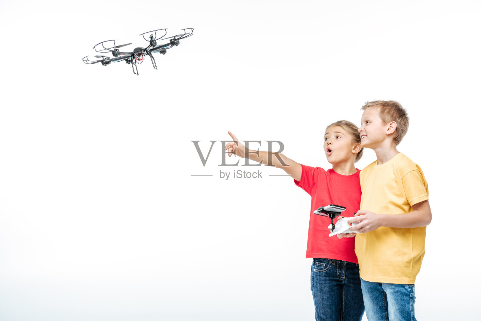 孩子们在玩六旋翼无人机照片摄影图片