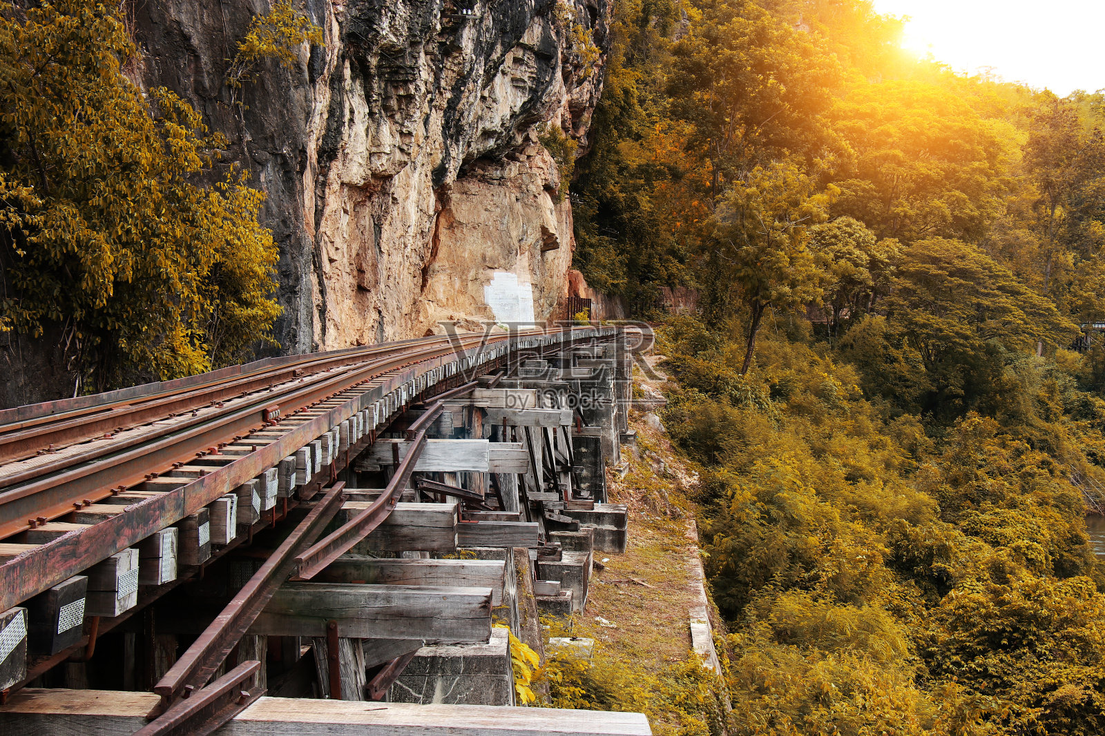 乘坐死亡铁路的火车(泰国桂河)。死亡列车驶过克拉塞高架桥。缅甸铁路照片摄影图片