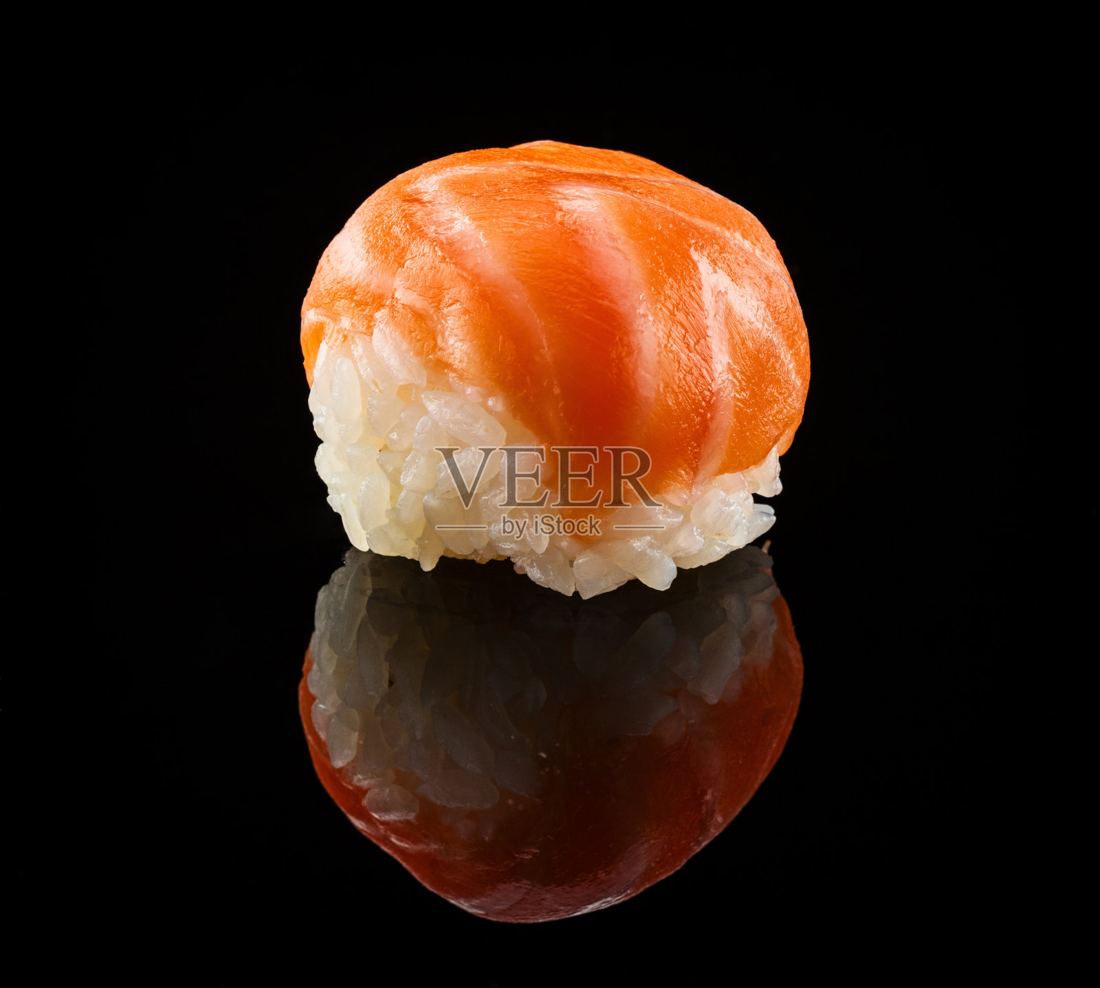 三文鱼寿司配黑鲑鱼照片摄影图片