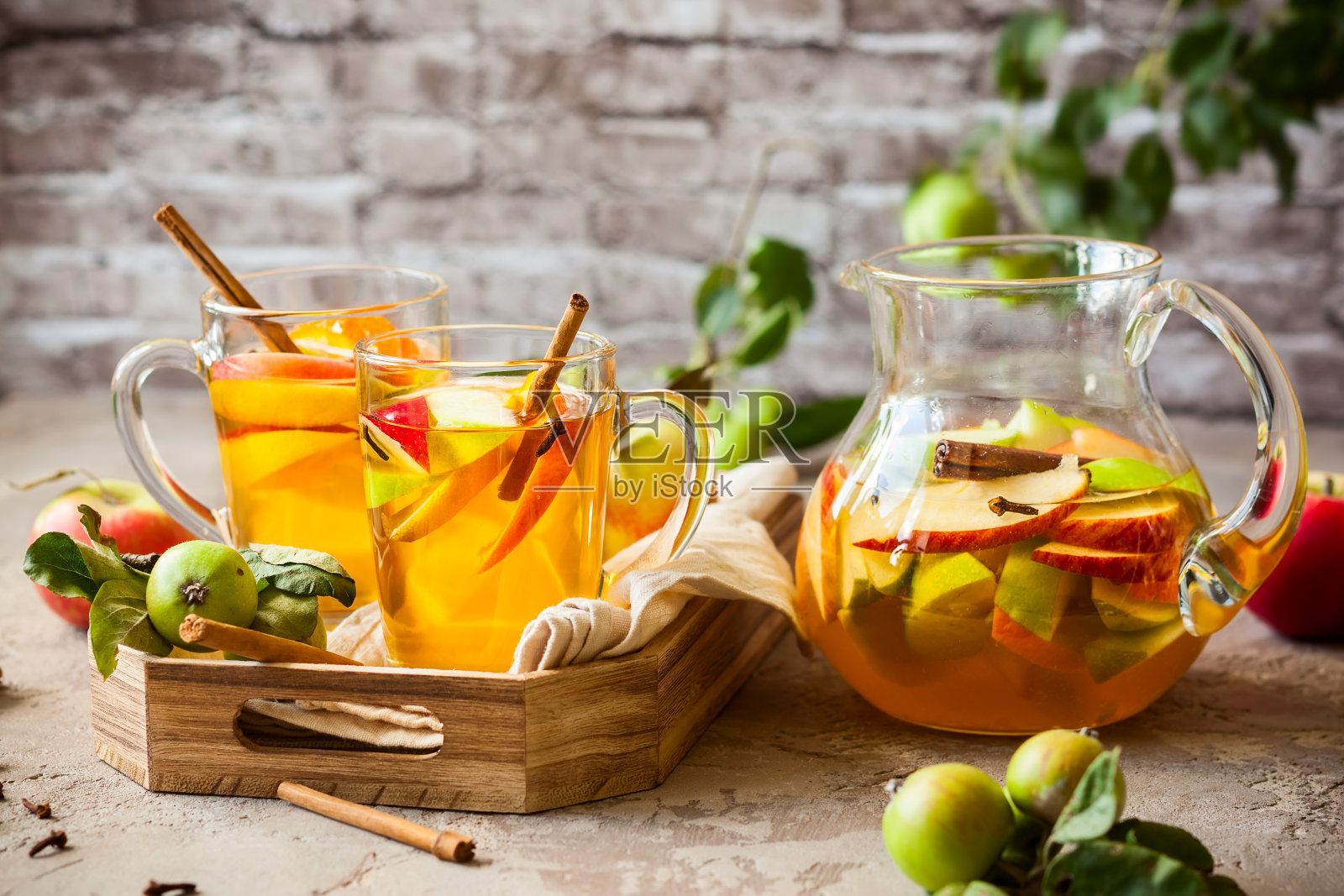 苹果和柑橘的桑格利亚汽酒照片摄影图片
