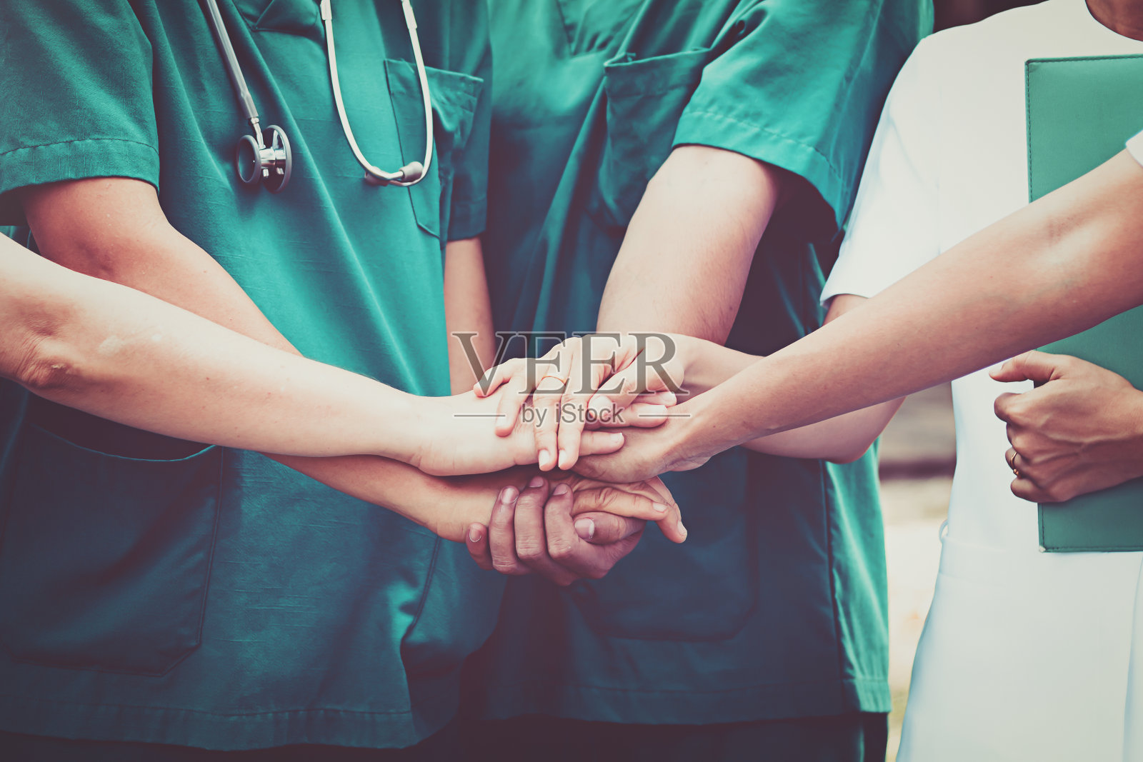 医生和护士协调双手。团队合作理念照片摄影图片