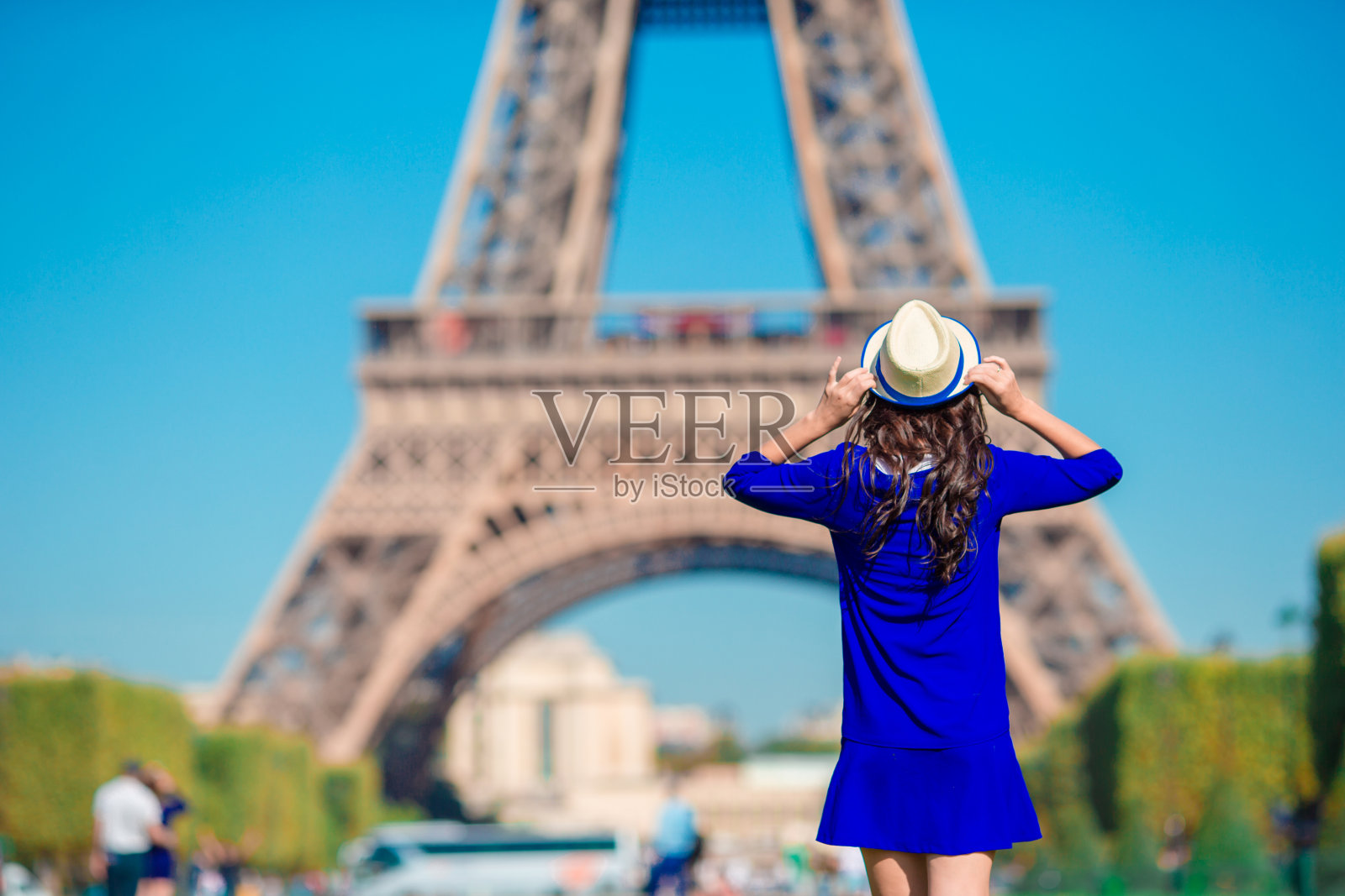 美丽的女人在巴黎的背景在暑假的埃菲尔铁塔照片摄影图片
