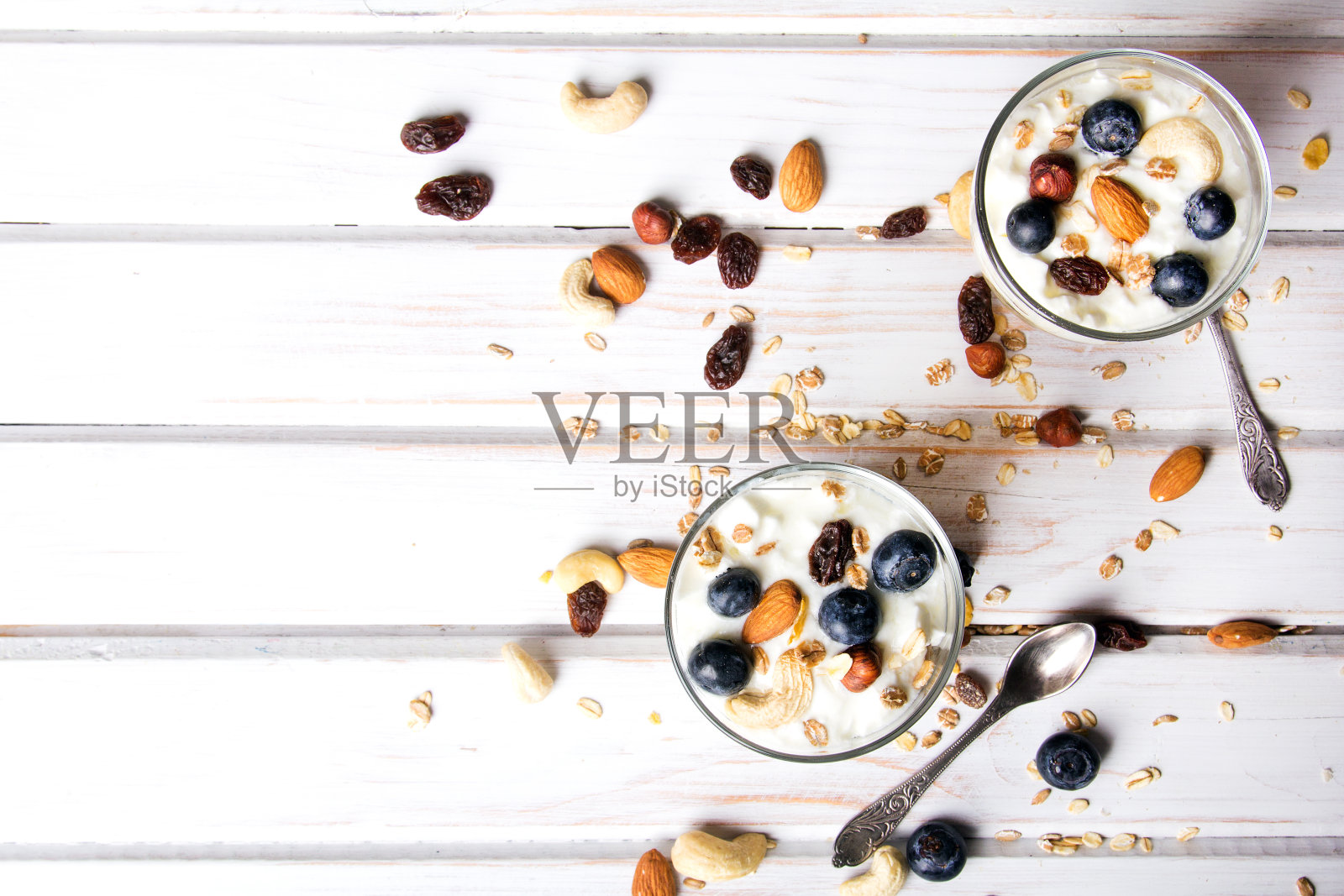 健康的甜点，酸奶，坚果，燕麦和蓝莓照片摄影图片