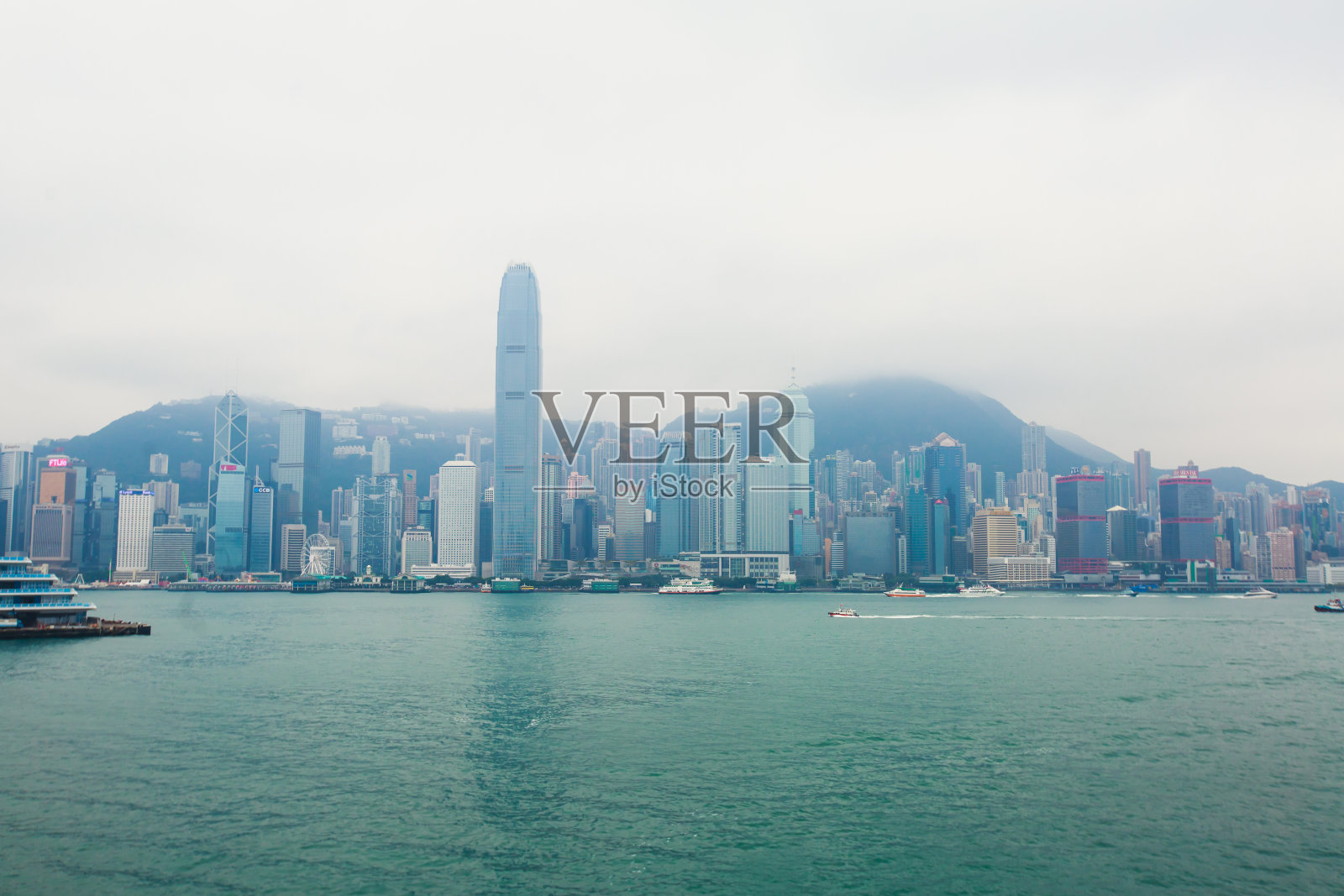 美丽的超广角夏季鸟瞰图香港岛天际线，维多利亚湾海港，摩天大楼，蓝天和城市之外的风景，从九龙观景台照片摄影图片