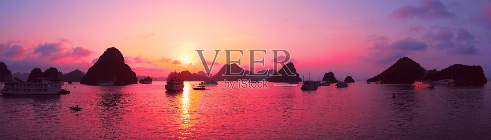 粉红色的天空,夕阳。越南下龙湾全景照片摄影图片