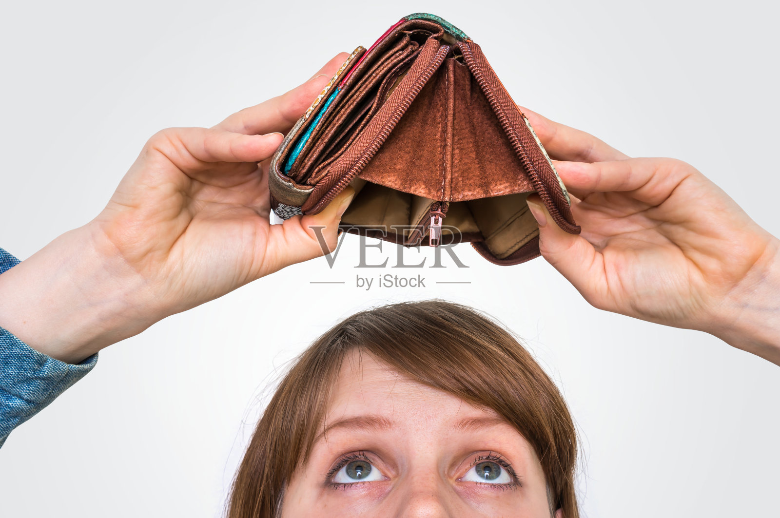 女孩正在从钱包里取钱照片摄影图片_ID:134435054-Veer图库