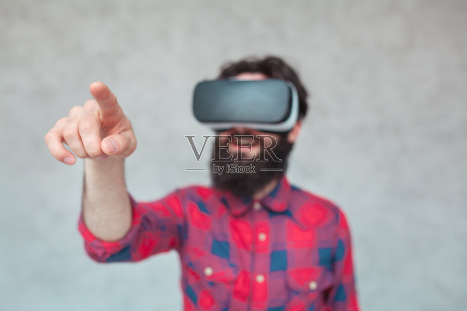 惊奇的人戴着VR眼镜触摸空气照片摄影图片