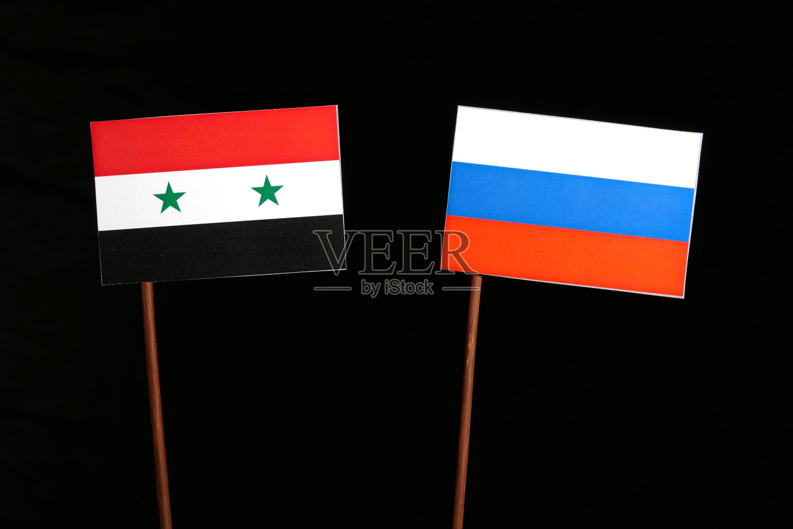 叙利亚国旗和俄罗斯国旗在黑色背景孤立照片摄影图片