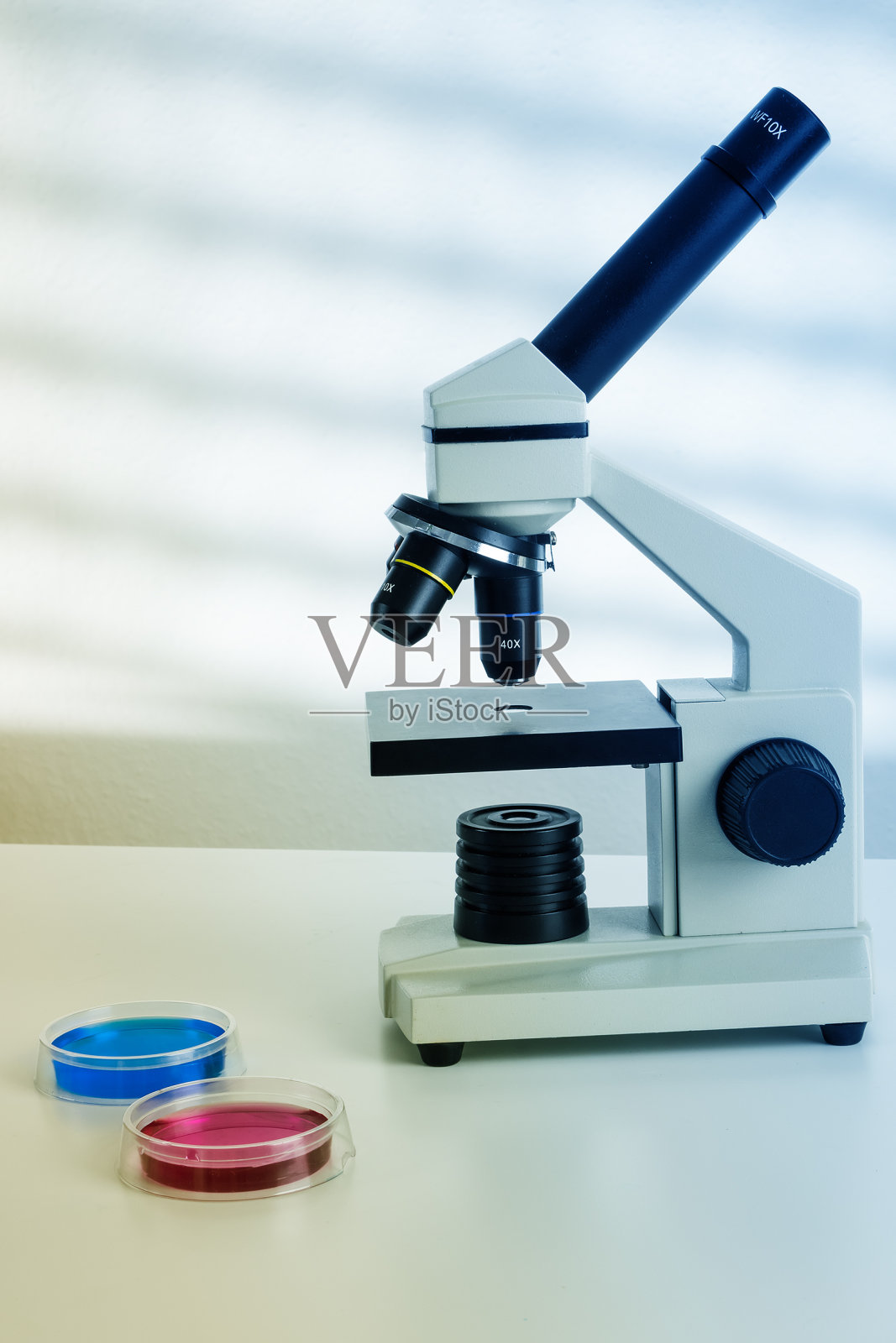 实验室显微镜镜头。实验室里的现代显微镜照片摄影图片