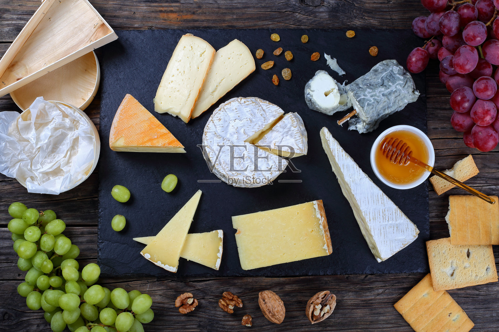 正宗的法国奶酪盘，俯视图照片摄影图片