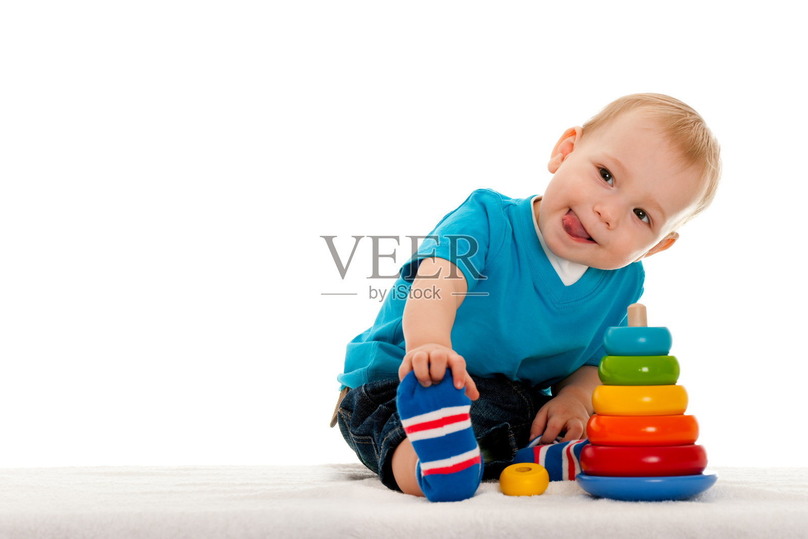 一个小男孩在玩玩具照片摄影图片