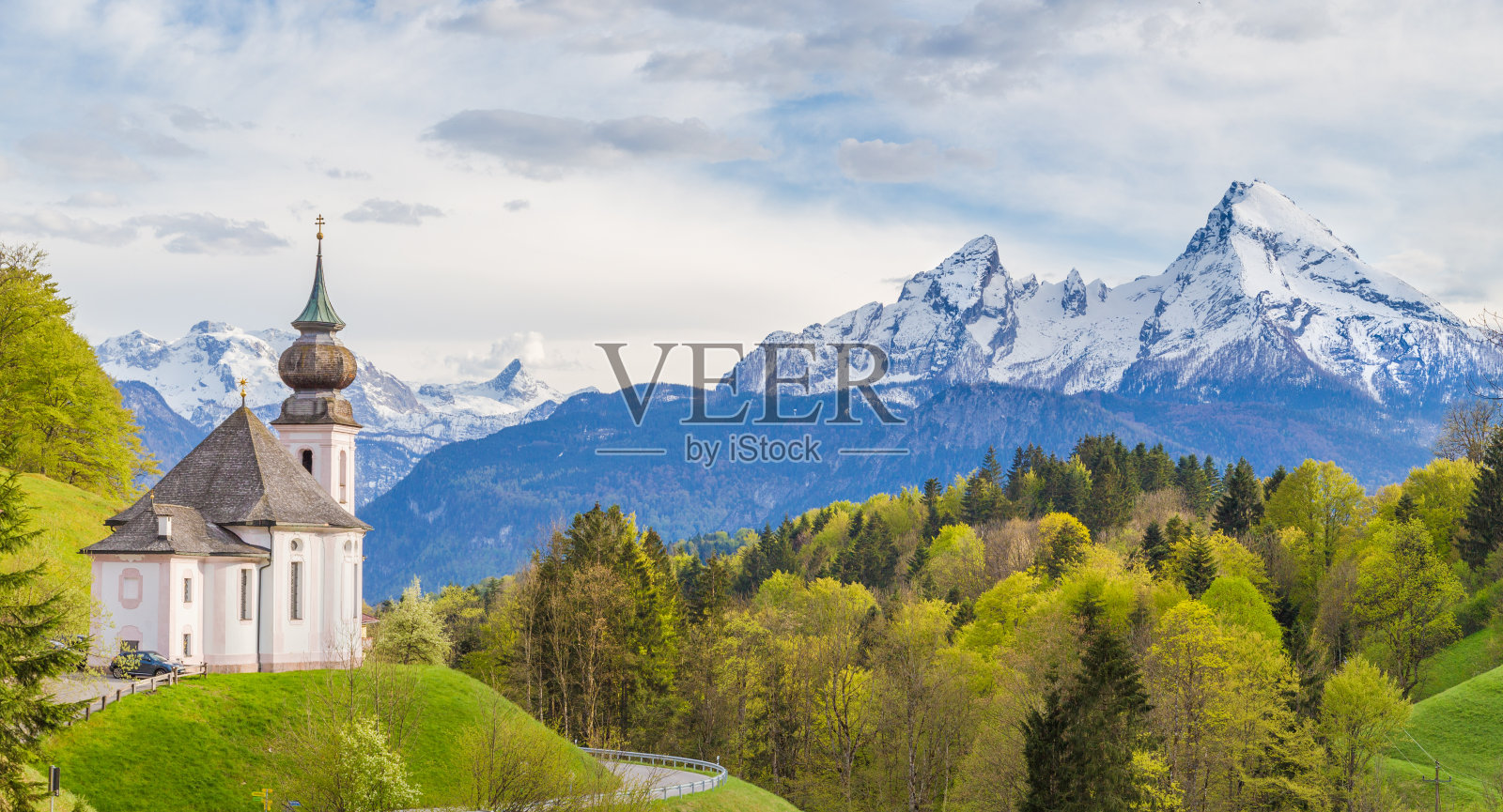 春天，在德国巴伐利亚州的贝希特斯加德纳地，玛利亚根和瓦茨曼山的朝圣教堂照片摄影图片