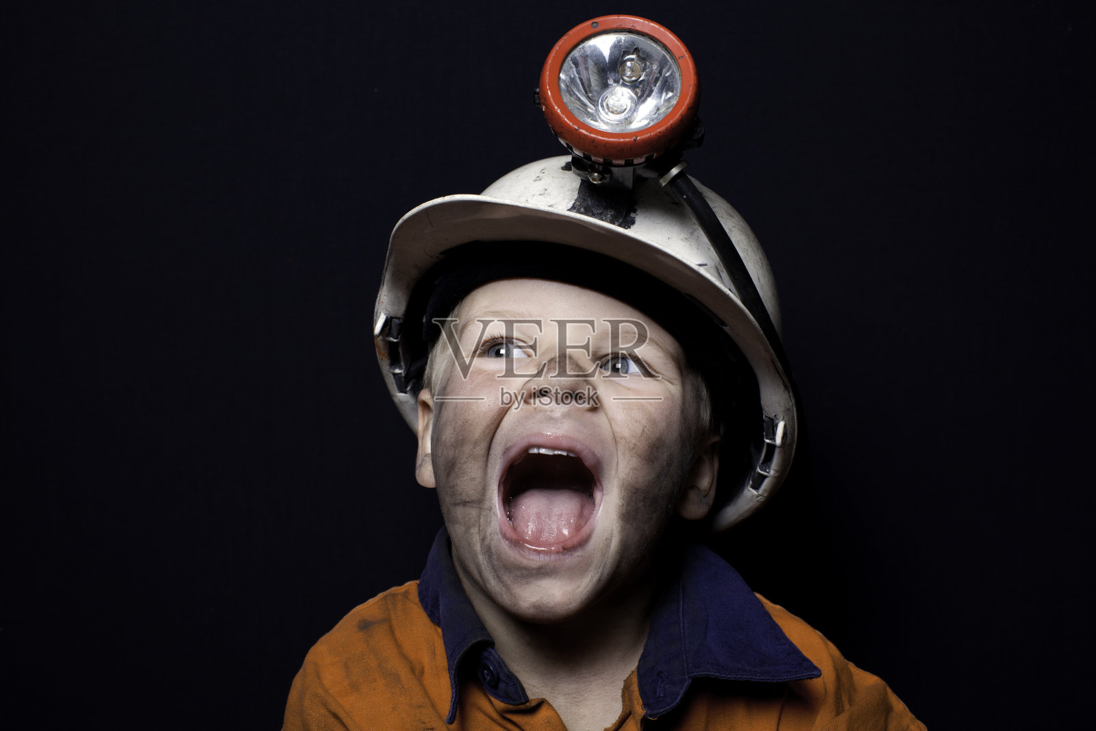小男孩戴着矿工安全帽，穿着安全服照片摄影图片
