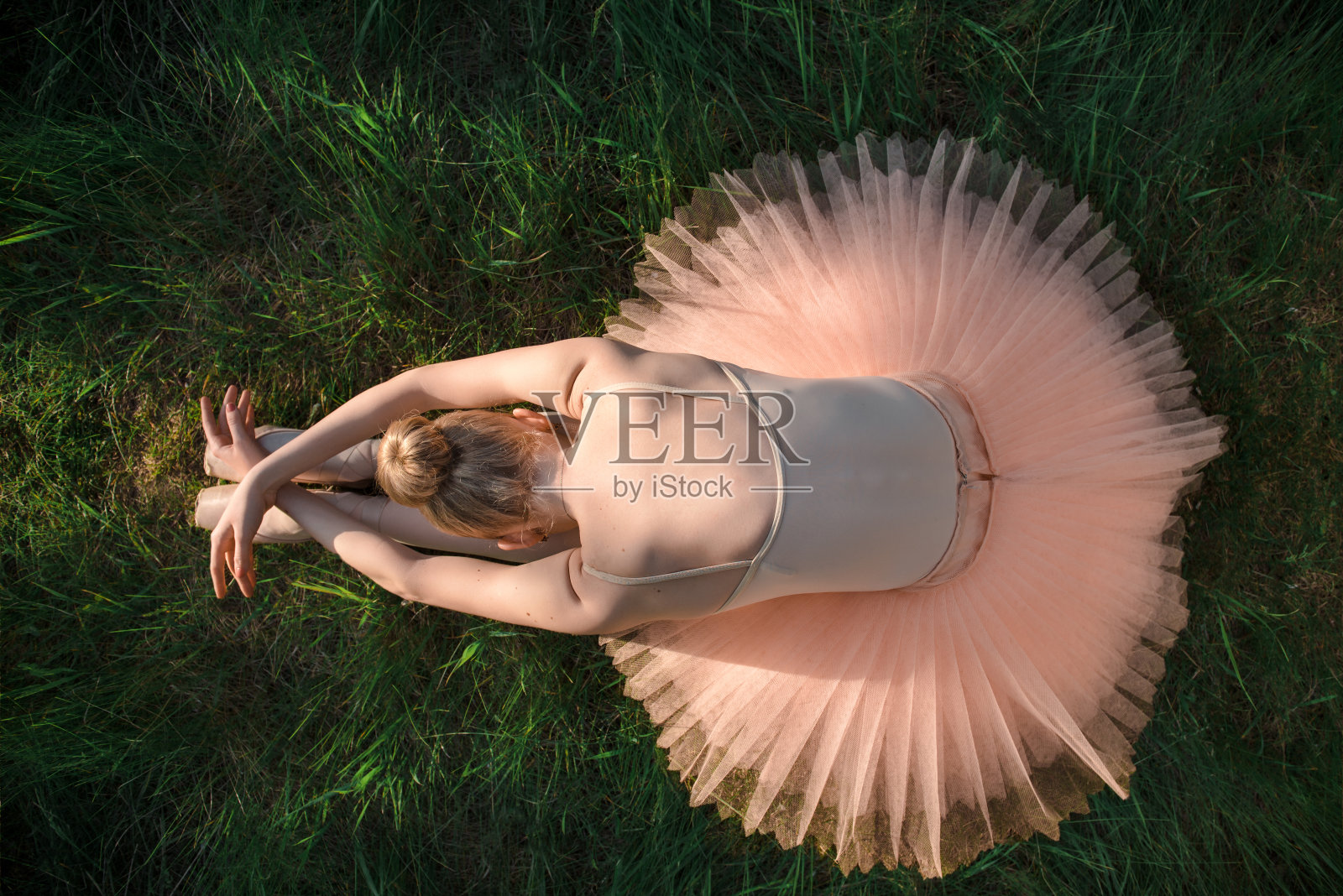 年轻的芭蕾舞女演员在地上放松和沉思照片摄影图片