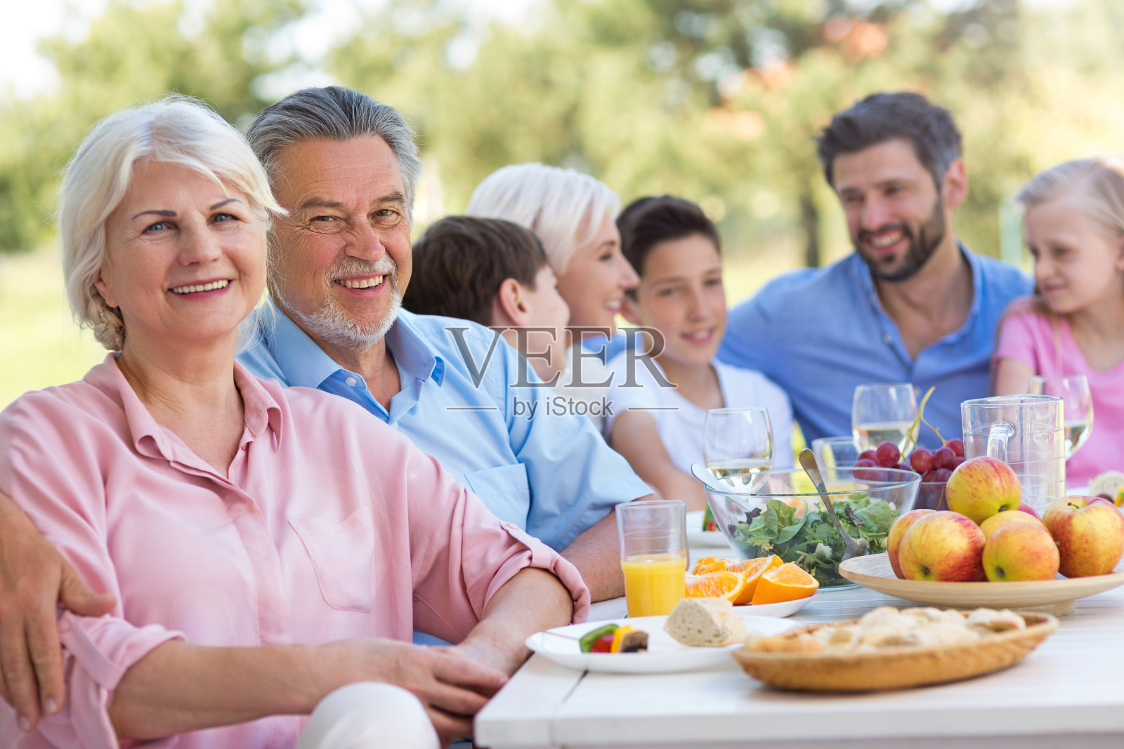 大家庭在户外吃饭照片摄影图片