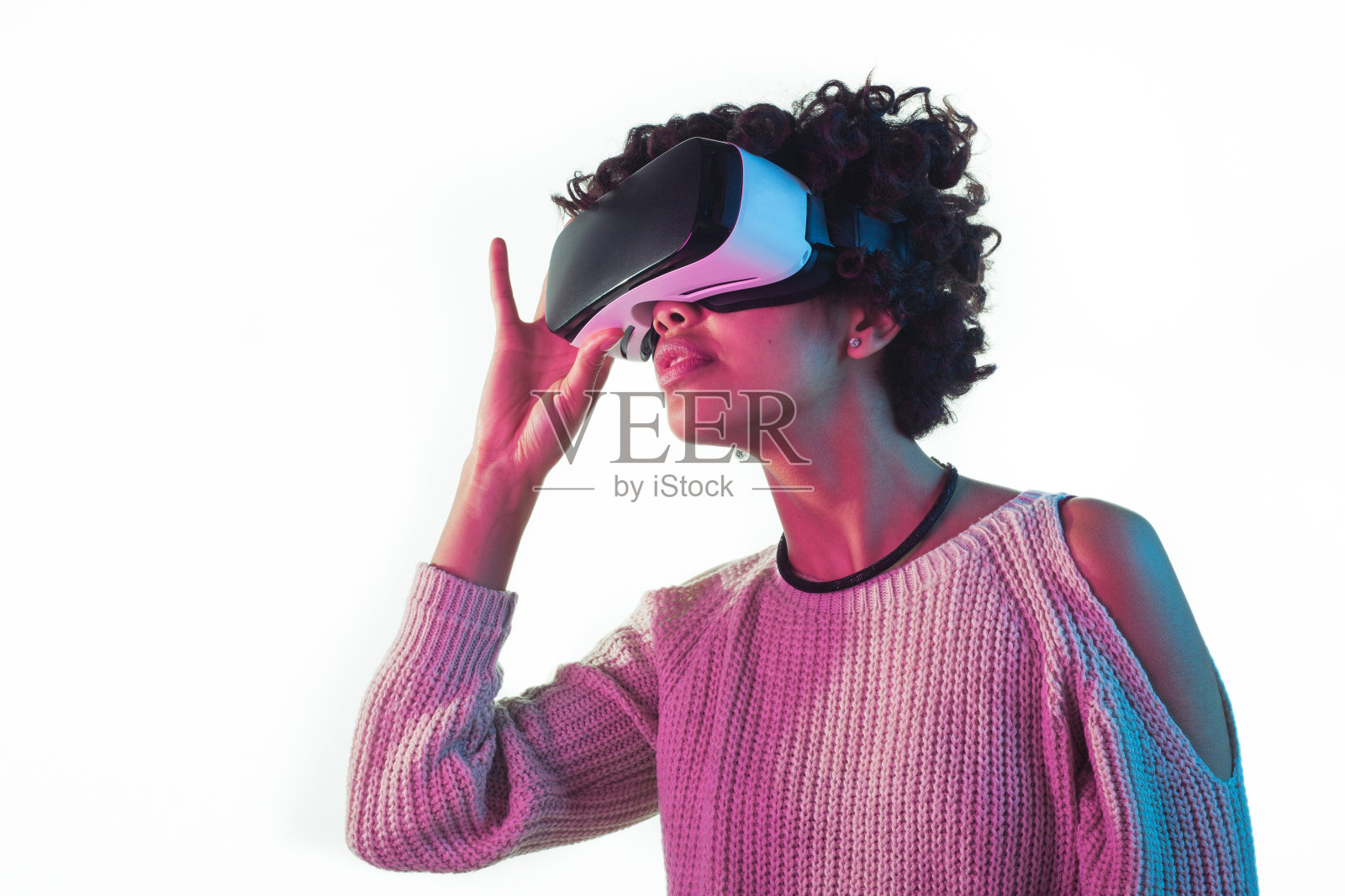 女性调整VR眼镜照片摄影图片
