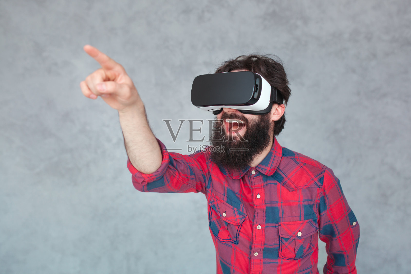 兴高采烈的人在VR头盔指向空气照片摄影图片