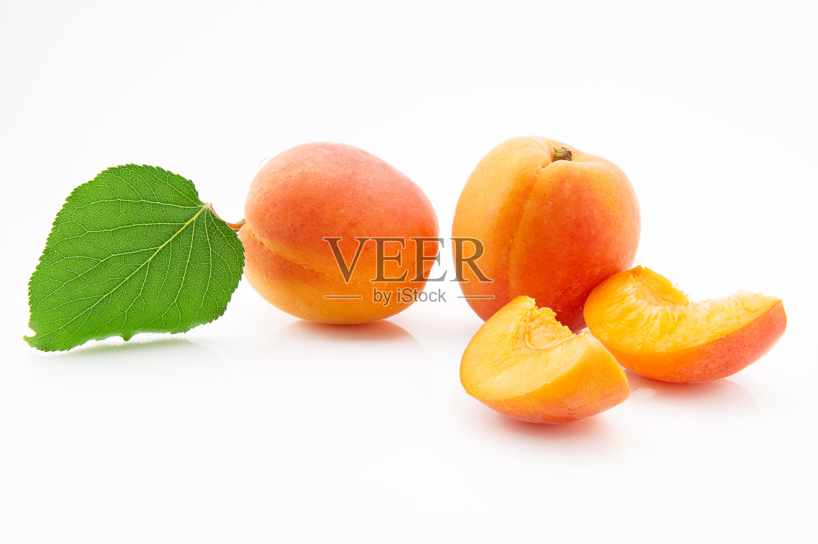 成熟，多汁和开胃的杏水果与绿色的叶子照片摄影图片