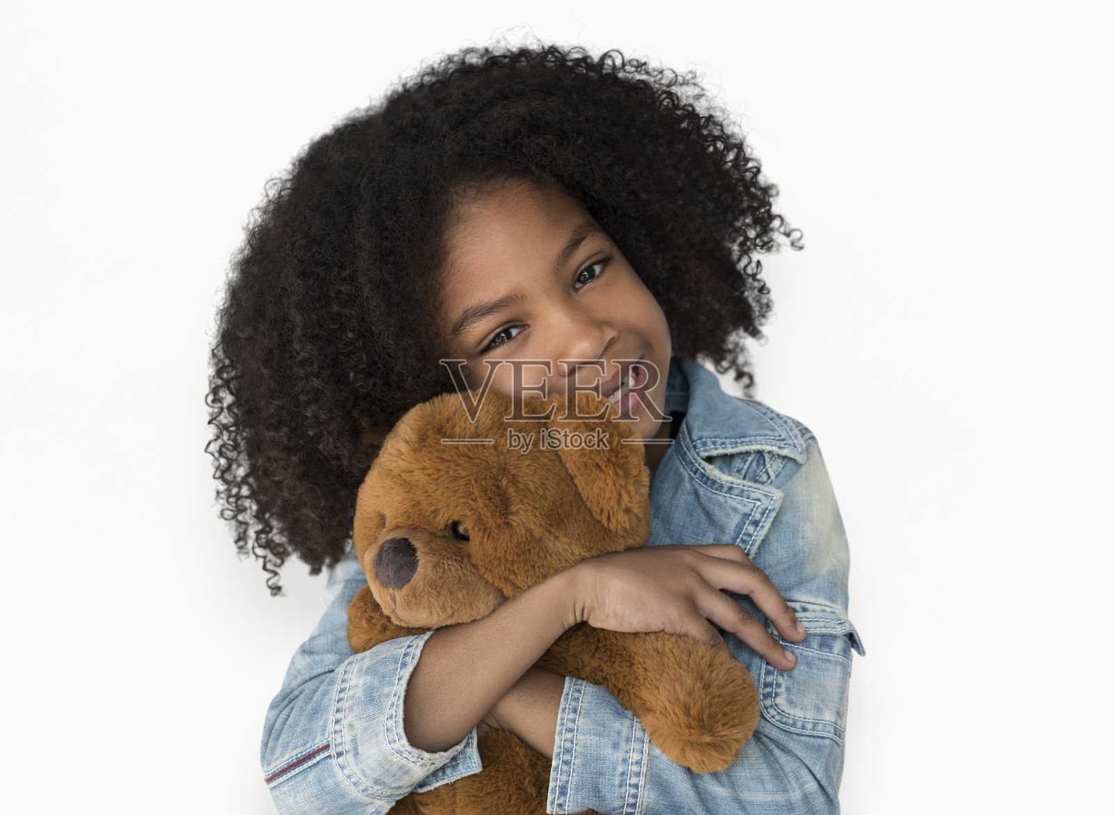 小女孩拥抱泰迪熊软玩具照片摄影图片