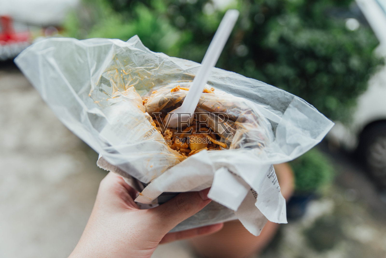 乔治城街头小吃的塑料叉子包装的Mi Goreng。马来西亚槟城,。照片摄影图片