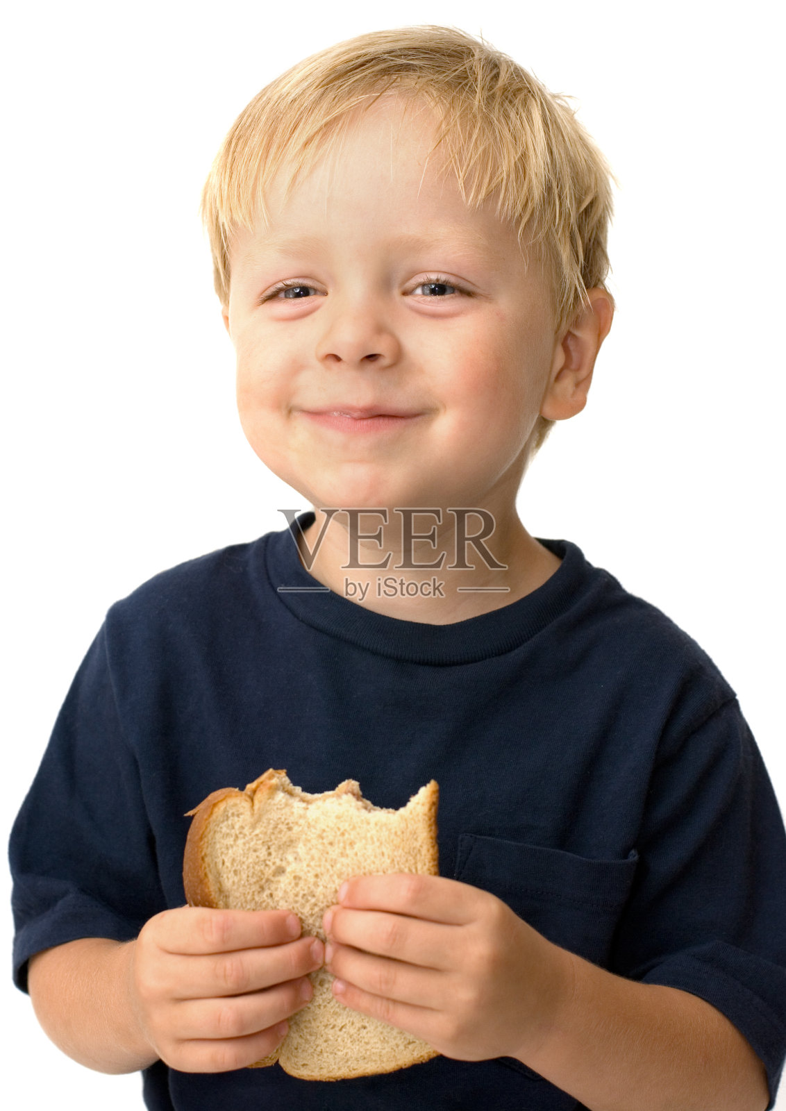 一个小男孩在吃花生酱三明治照片摄影图片