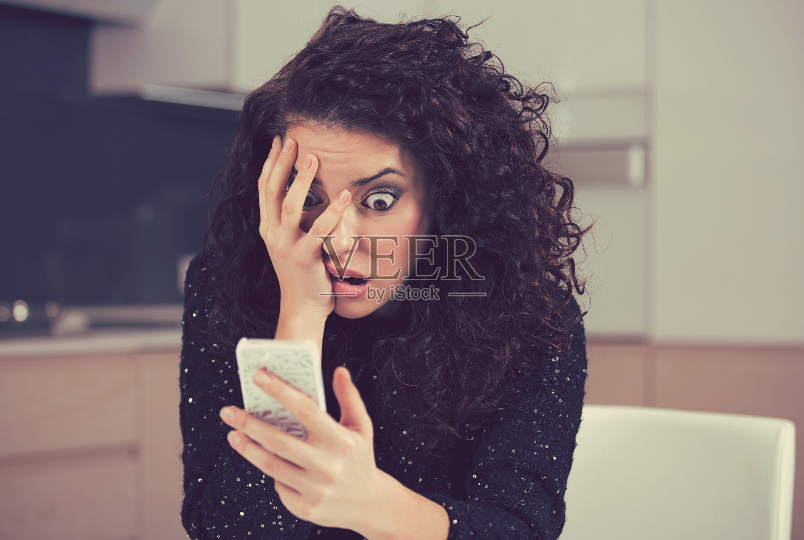 年轻的震惊焦虑的女人看手机看到坏消息的照片信息与恐惧的情绪在脸上照片摄影图片