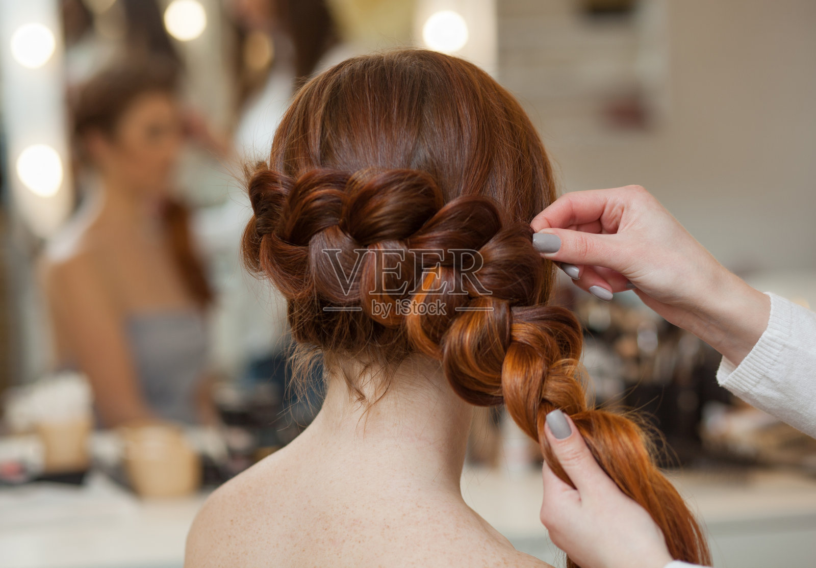 红发女孩，美发师编了一个法式辫子照片摄影图片