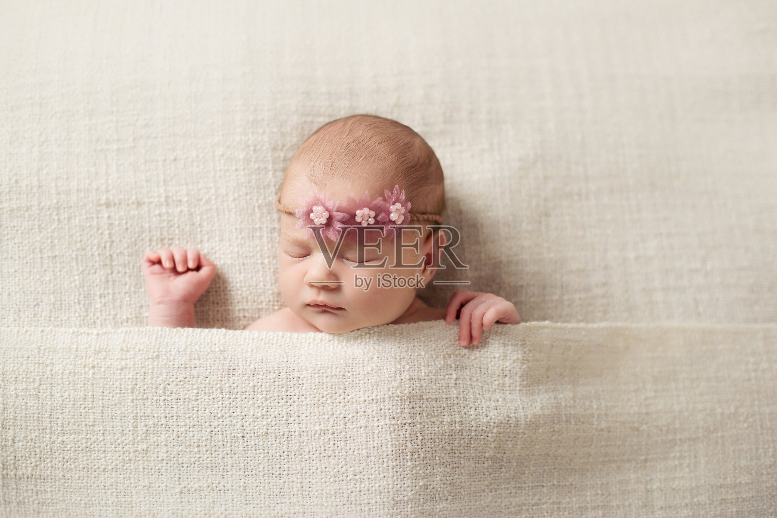 熟睡的新生女婴照片摄影图片