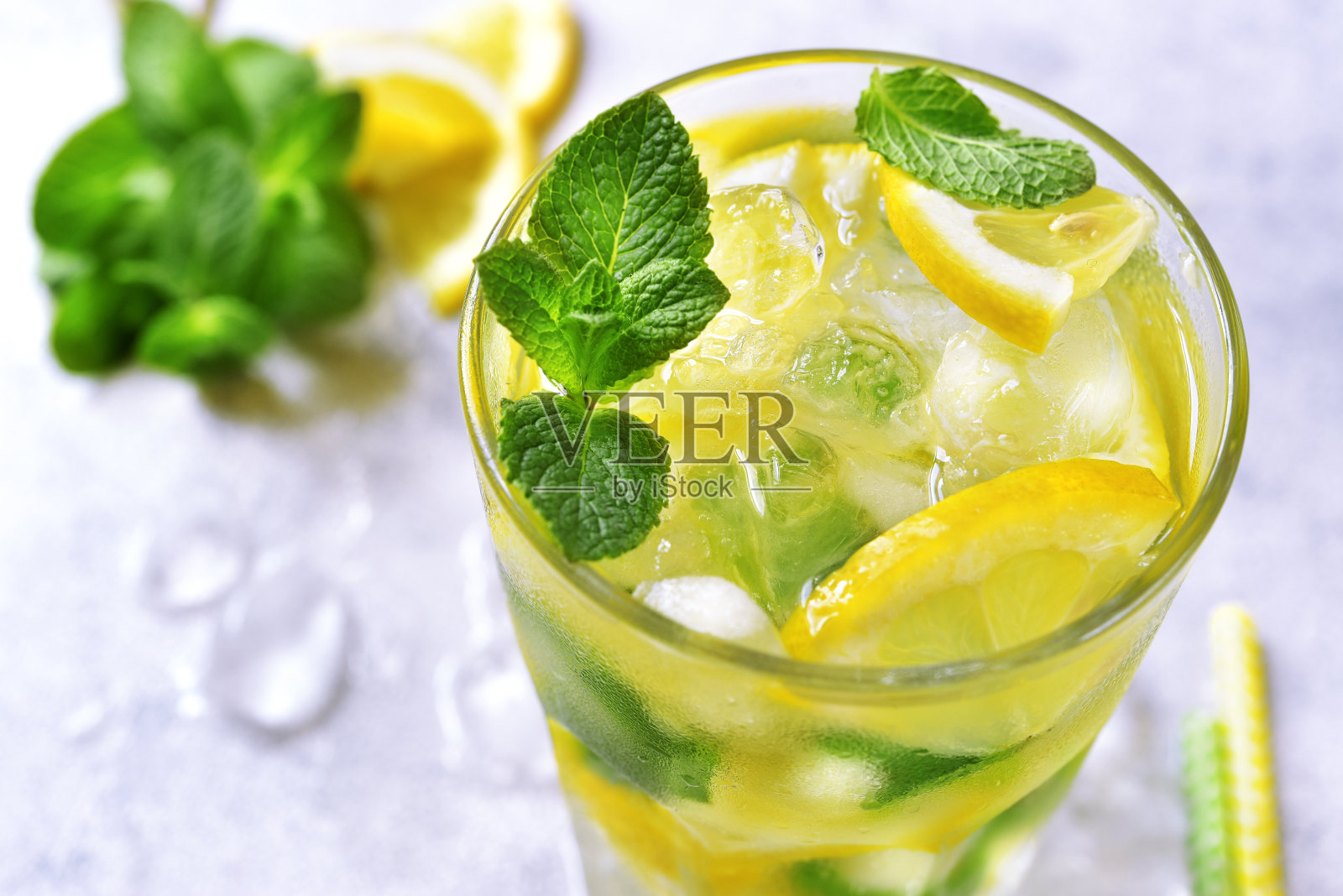 用玻璃杯装的夏季柑橘柠檬汁照片摄影图片